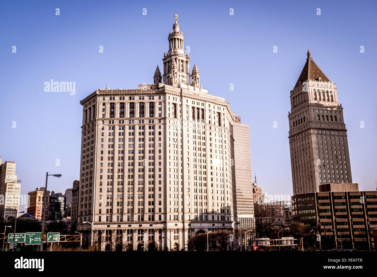 Vue paysage de la la David N. Dinkins Manhattan Municipal Building,du Pont de Brooklyn, à Manhattan, New York, avec ciel bleu à l'arrière Banque D'Images