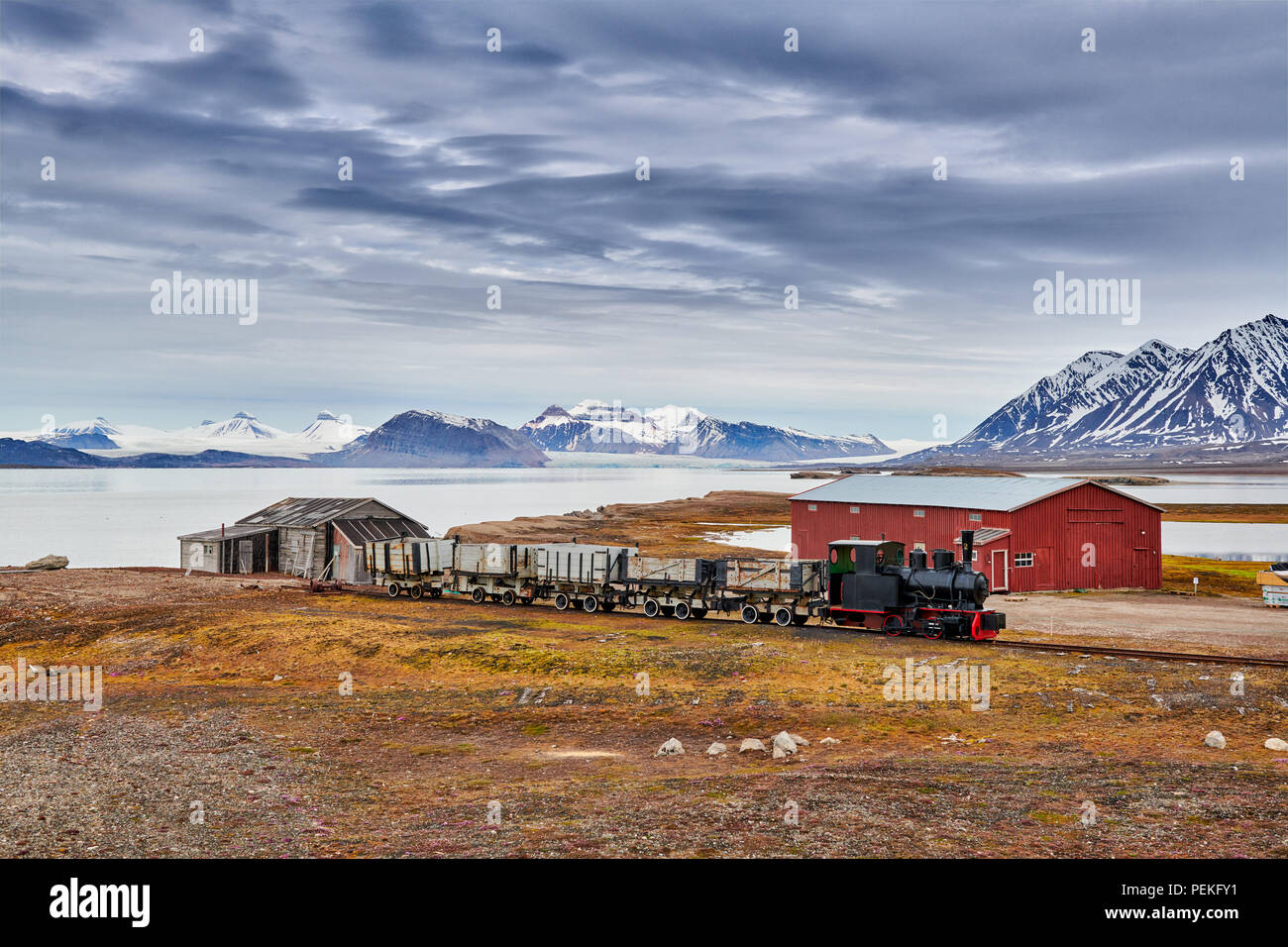 Vieux train de charbon et de l'extrême nord de la vue et de règlement civil fonctionnel Ny-Ålesund sur le paysage avec les trois crones, Svalbard ou Spitsb Banque D'Images