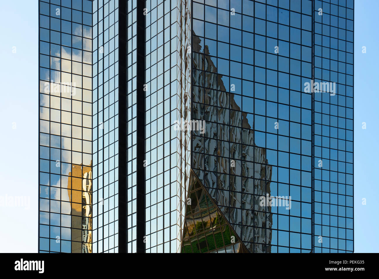 Les réflexions dans la façade en verre, Beaugrenelle, Paris montrant les bâtiments environnants et nuageux ciel bleu Banque D'Images