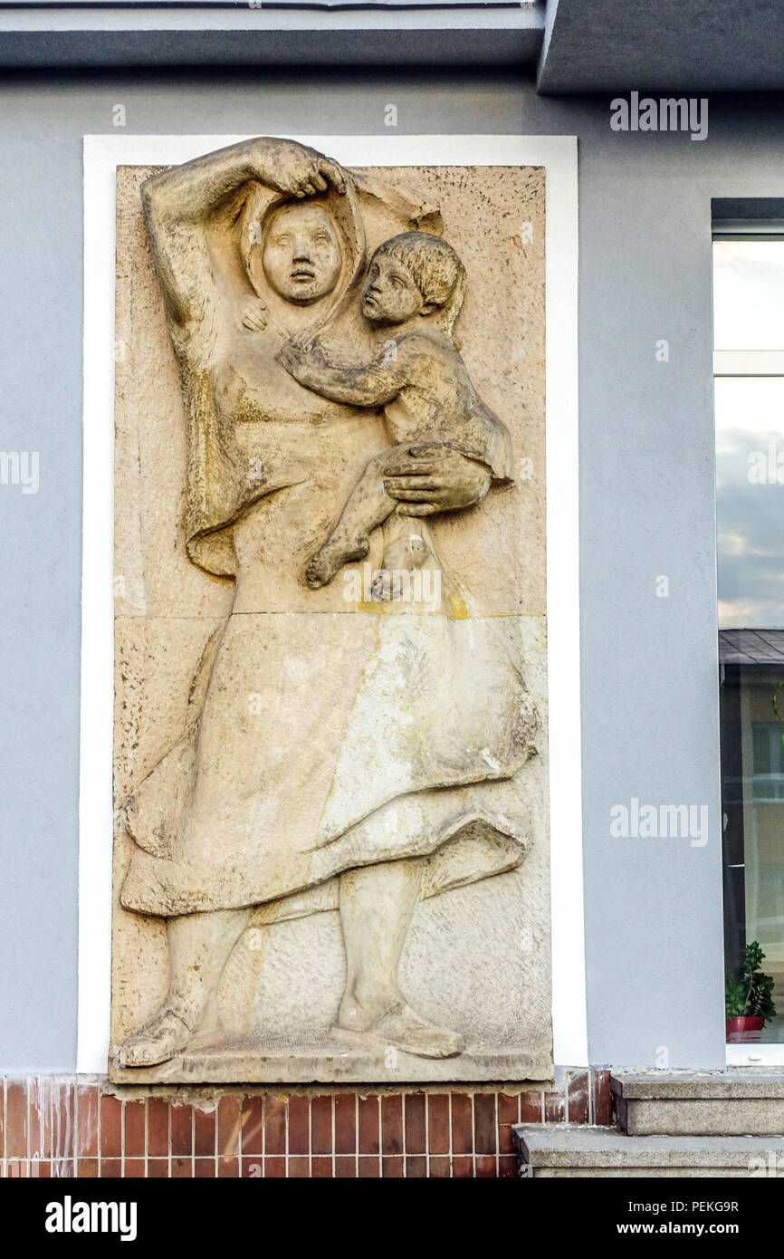Femme de secours avec un enfant. Ostrov nad Ohri, une ville construite dans le style du réalisme socialiste dans les années 1950. République tchèque Banque D'Images
