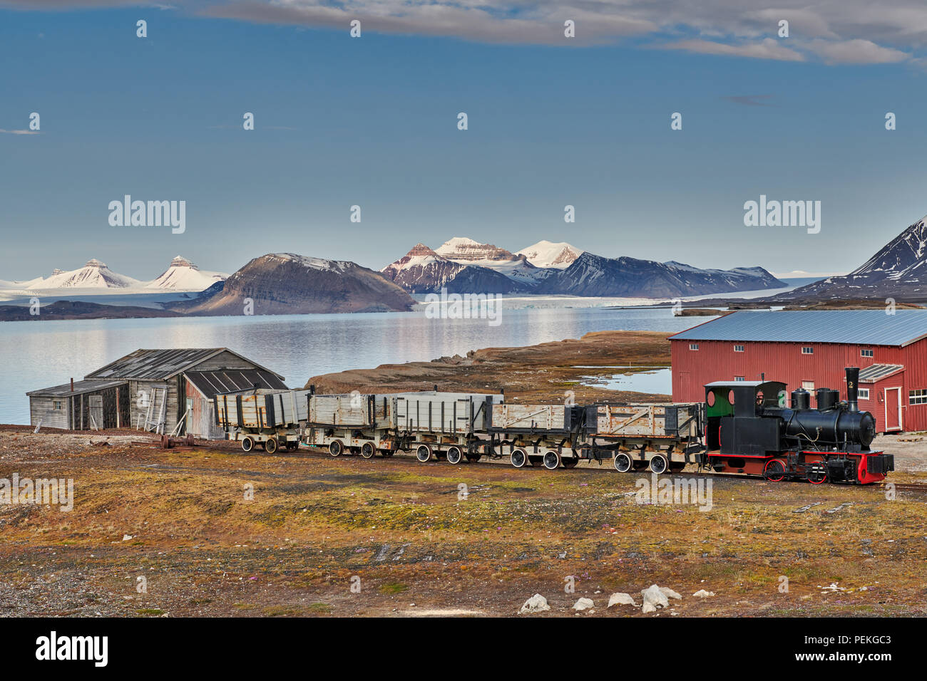 Vieux train de charbon et de l'extrême nord de la vue et de règlement civil fonctionnel Ny-Ålesund sur le paysage avec les trois crones, Svalbard ou Spitsb Banque D'Images