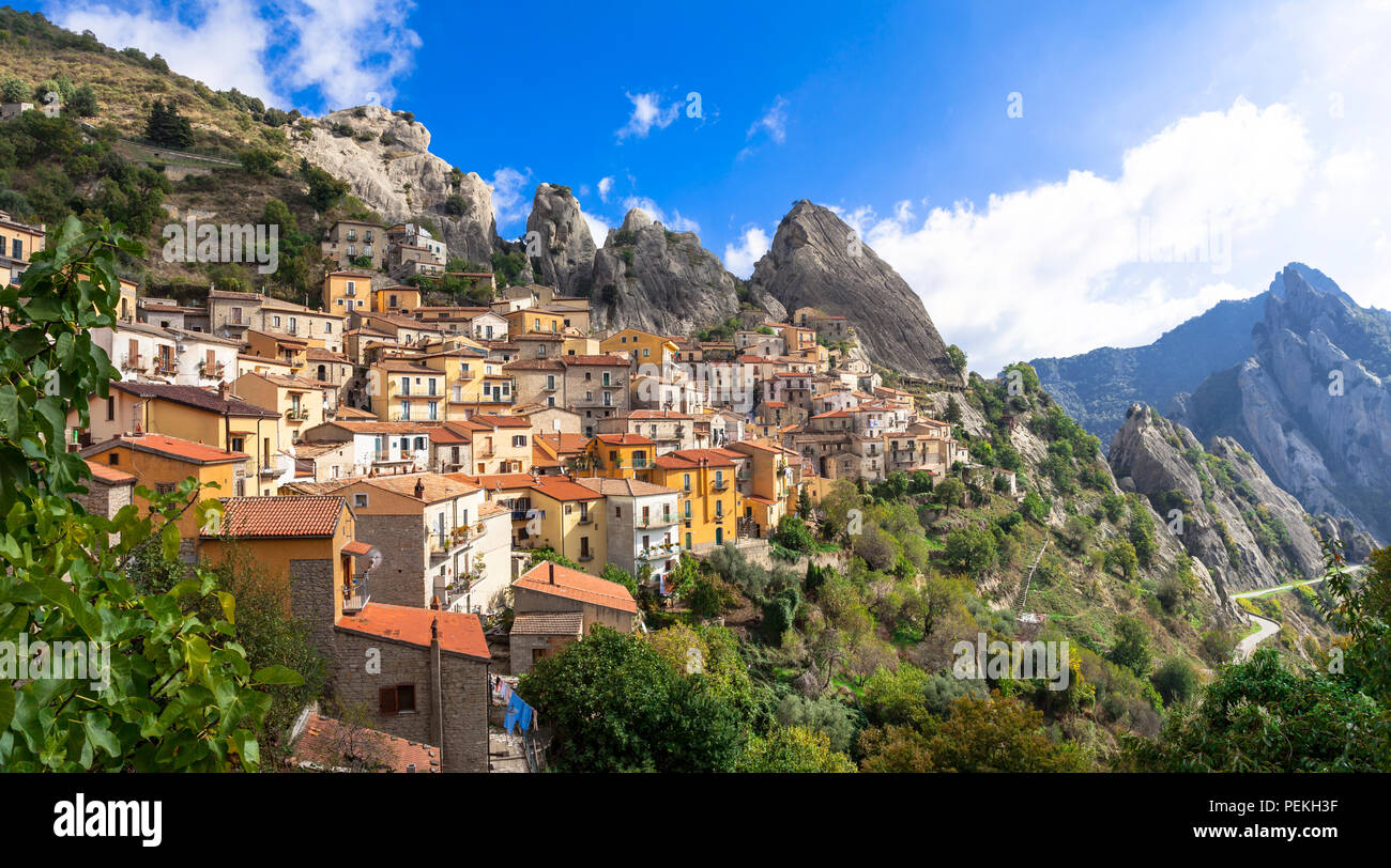 Castelmezzano impressionnant vue,village avec des maisons traditionnelles et des montagnes,Italie. Banque D'Images