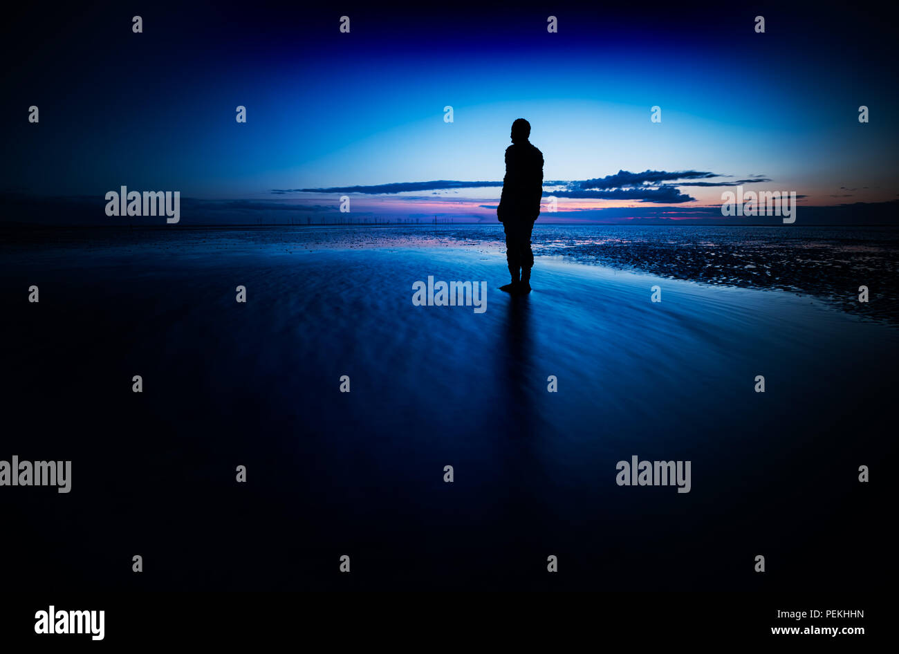 Un autre endroit est un morceau de sculpture moderne par Sir Antony Gormley située à Crosby Beach dans la région de la ville de Liverpool, en Angleterre Banque D'Images