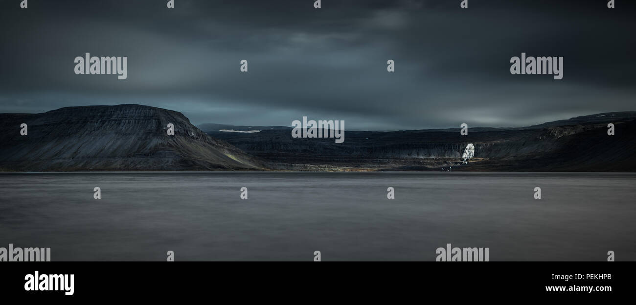 Vue paysage des fjords de l'Ouest avec la Cascade Dynjandi en Islande Banque D'Images