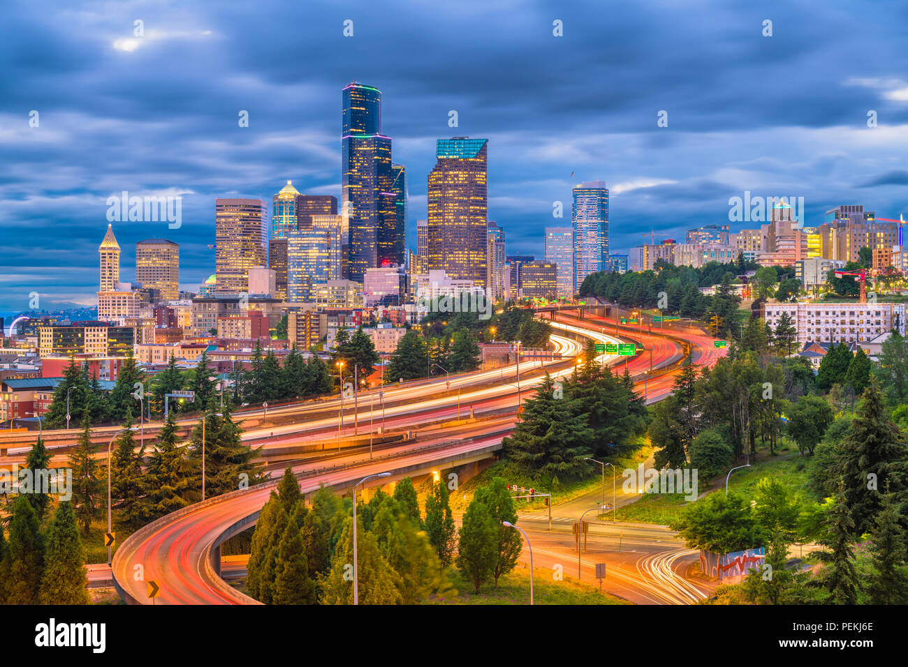 Seattle, Washington, États-Unis, le centre-ville et les autoroutes au crépuscule. Banque D'Images