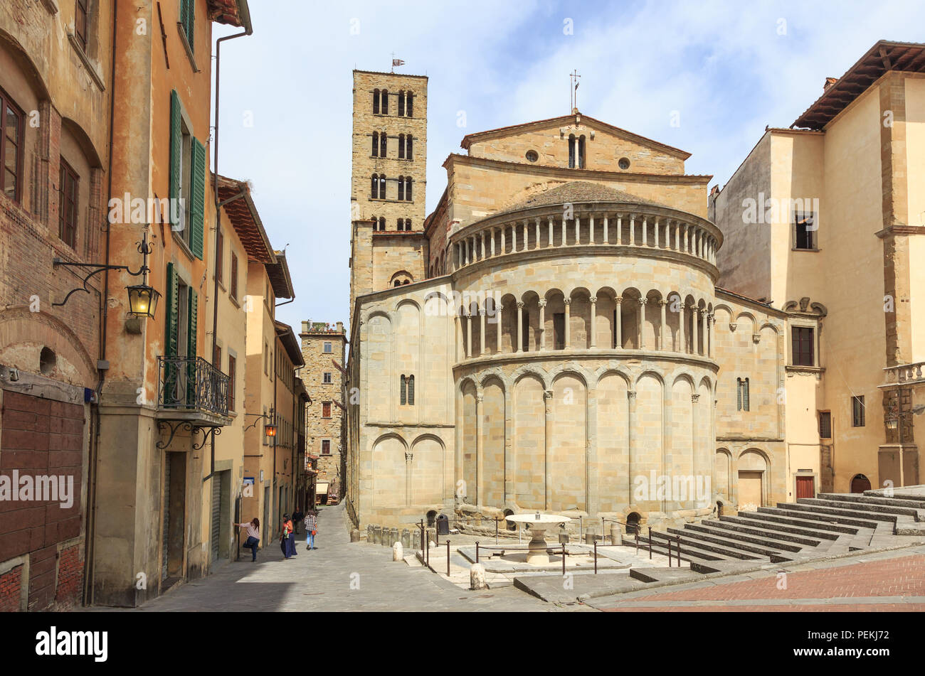 Arezzo en Toscane, Italie - Piazza Grande, l'église Santa Maria della Pieve et via di Seteria Banque D'Images