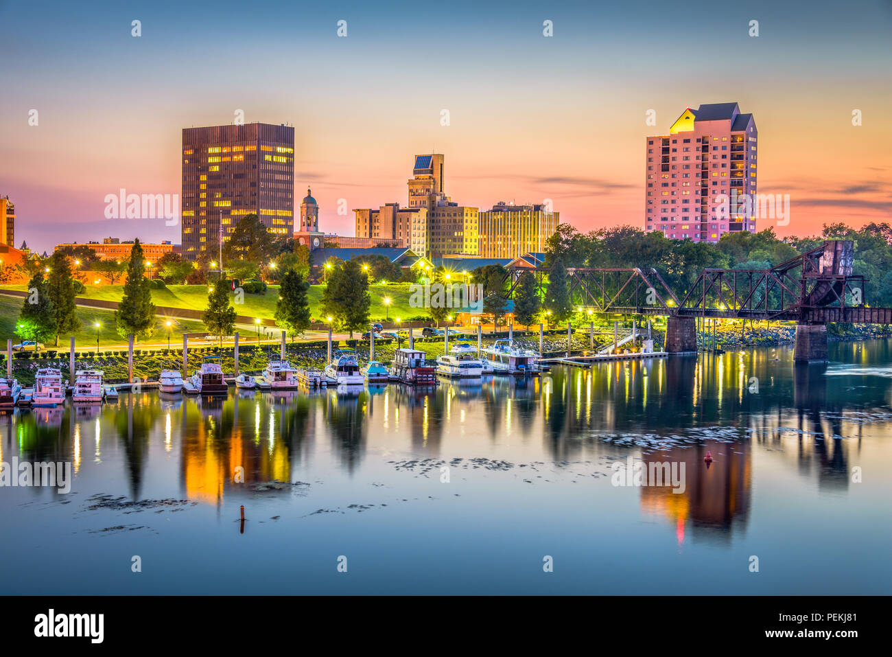 Augusta, Géorgie, USA Skyline sur la rivière Savannah au crépuscule. Banque D'Images