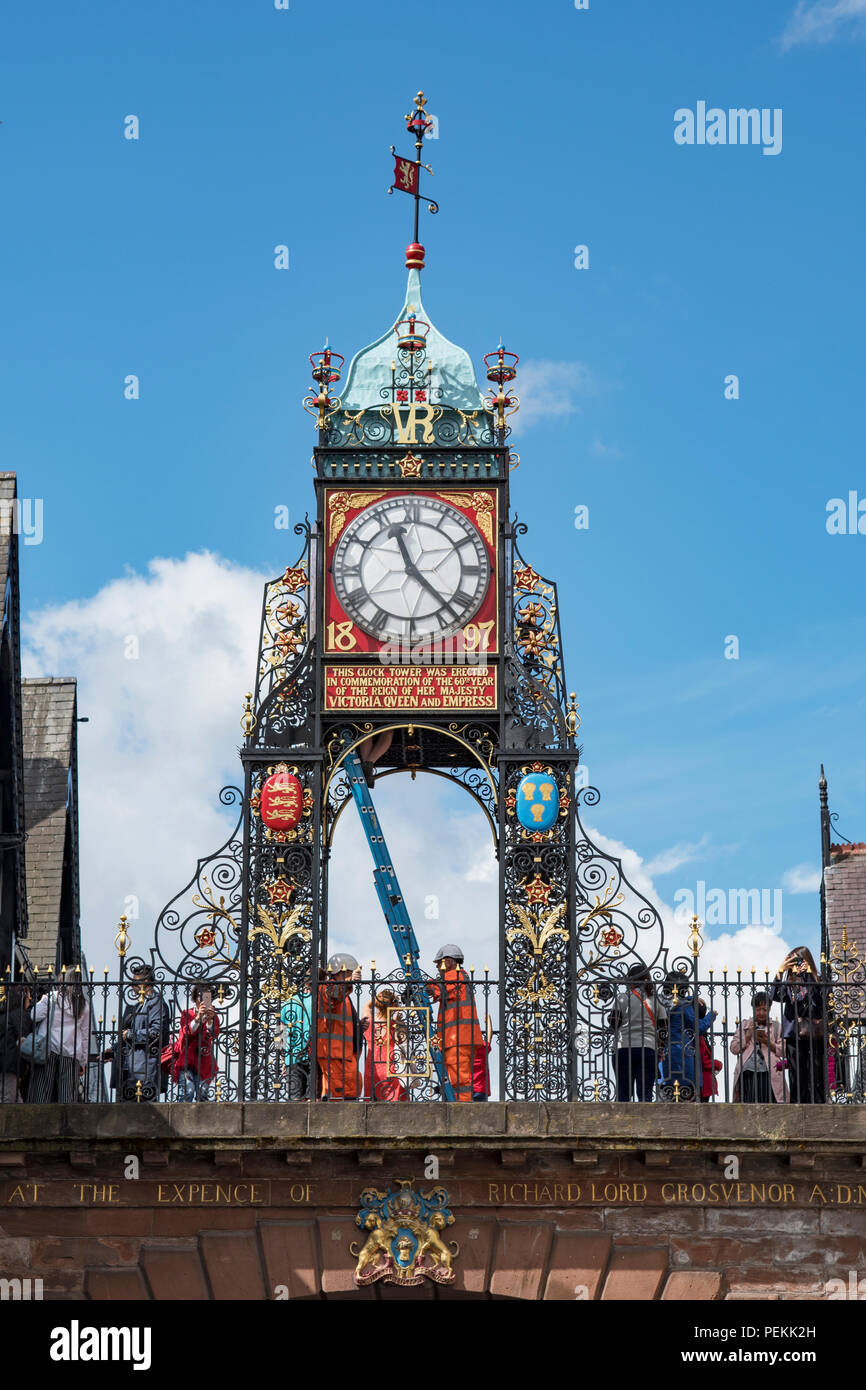 L'Eastgate de mainenance pont qui abrite l'horloge ouvragée dans la ville fortifiée historique de Chester la cité administrative pour le comté de Ches Banque D'Images