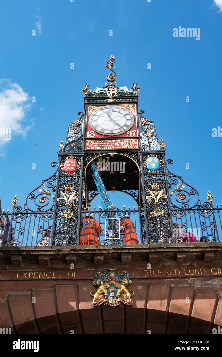 L'Eastgate de mainenance pont qui abrite l'horloge ouvragée dans la ville fortifiée historique de Chester la cité administrative pour le comté de Ches Banque D'Images