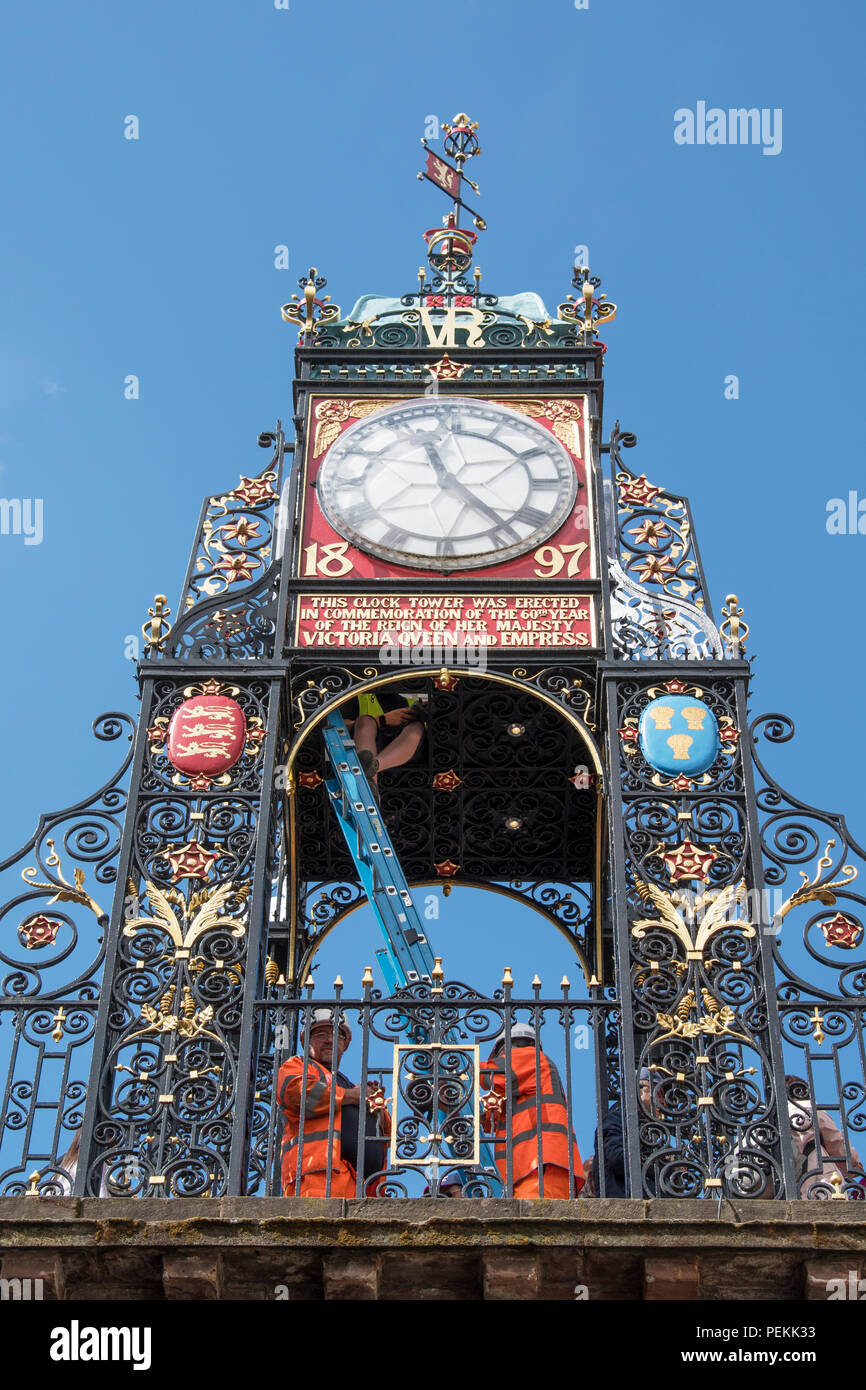 L'Eastgate de mainenance pont qui abrite l'horloge ouvragée dans la ville fortifiée historique de Chester la cité administrative pour le comté de Ches Banque D'Images