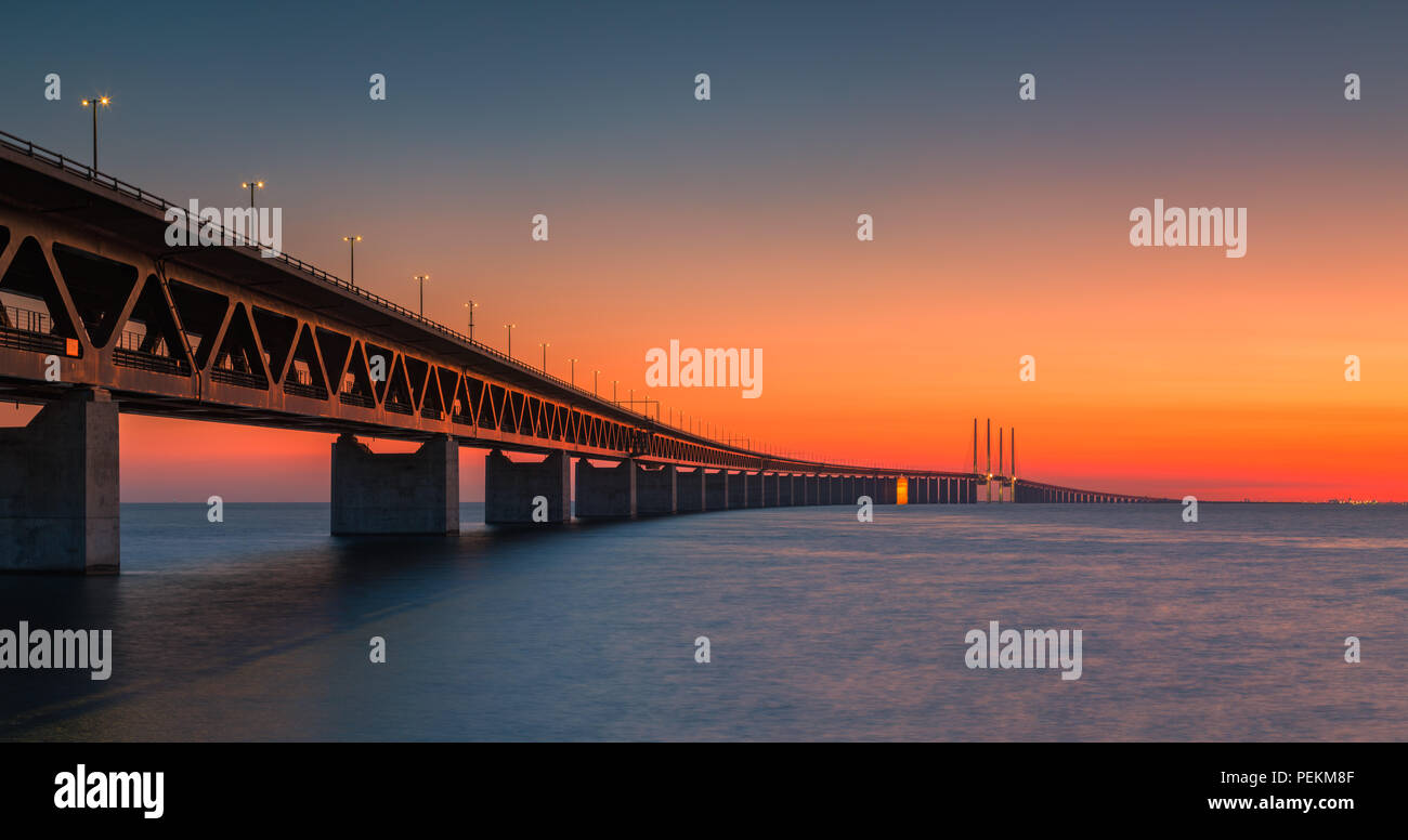 Le Pont de l'Oresund est le plus long pont ferroviaire combiné route et dans l'Europe et relie deux grandes villes : Copenhague et Malmö. Banque D'Images