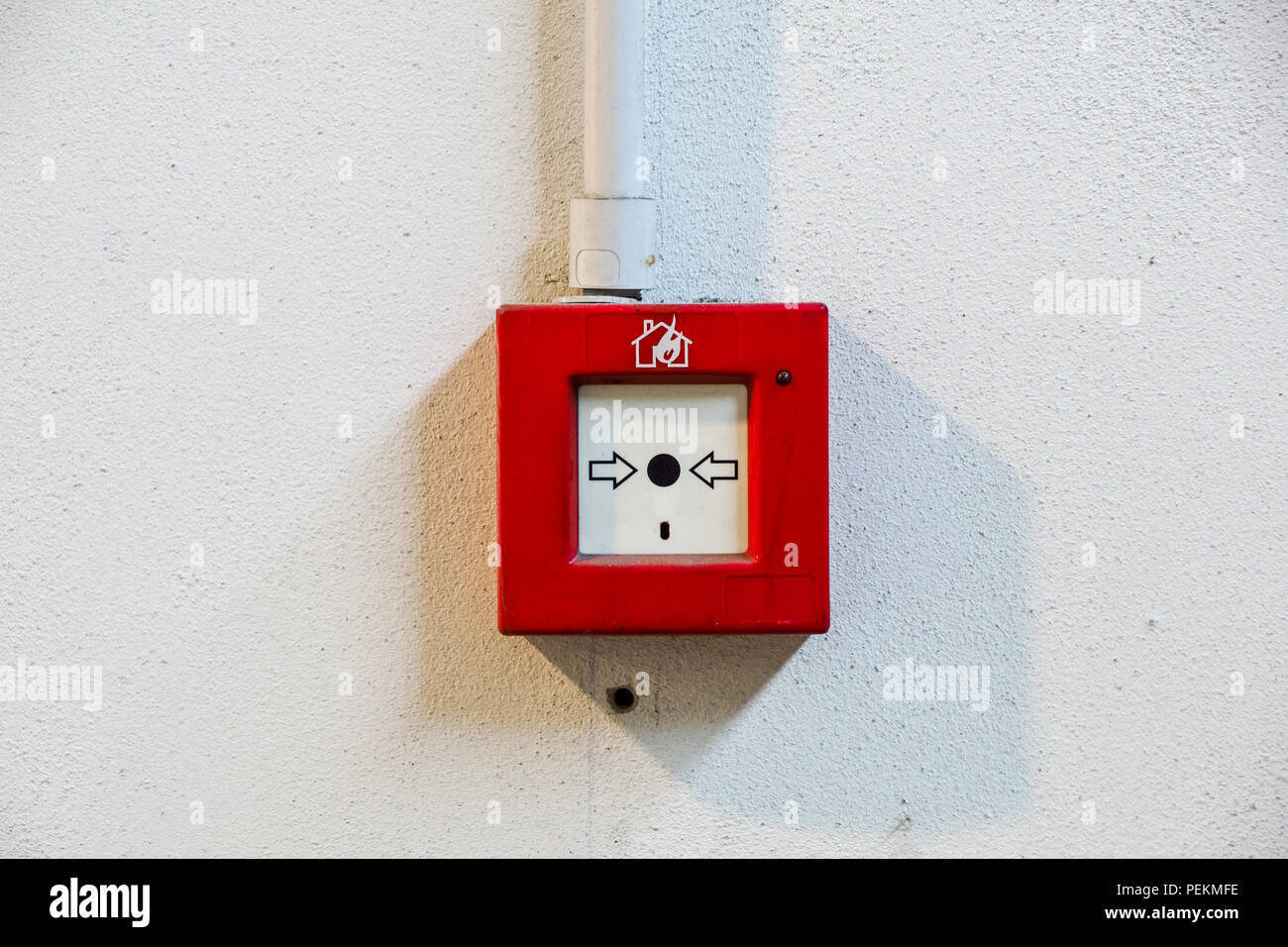 L'interrupteur d'alarme incendie sur mur blanc Banque D'Images