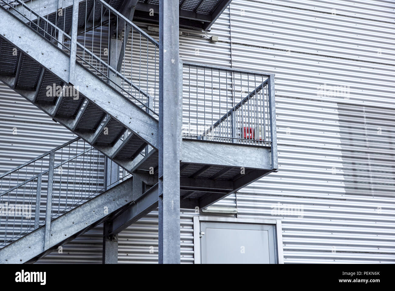 Résumé L'architecture industrielle fragment sur fond de ciel bleu, metal stairway articles Banque D'Images