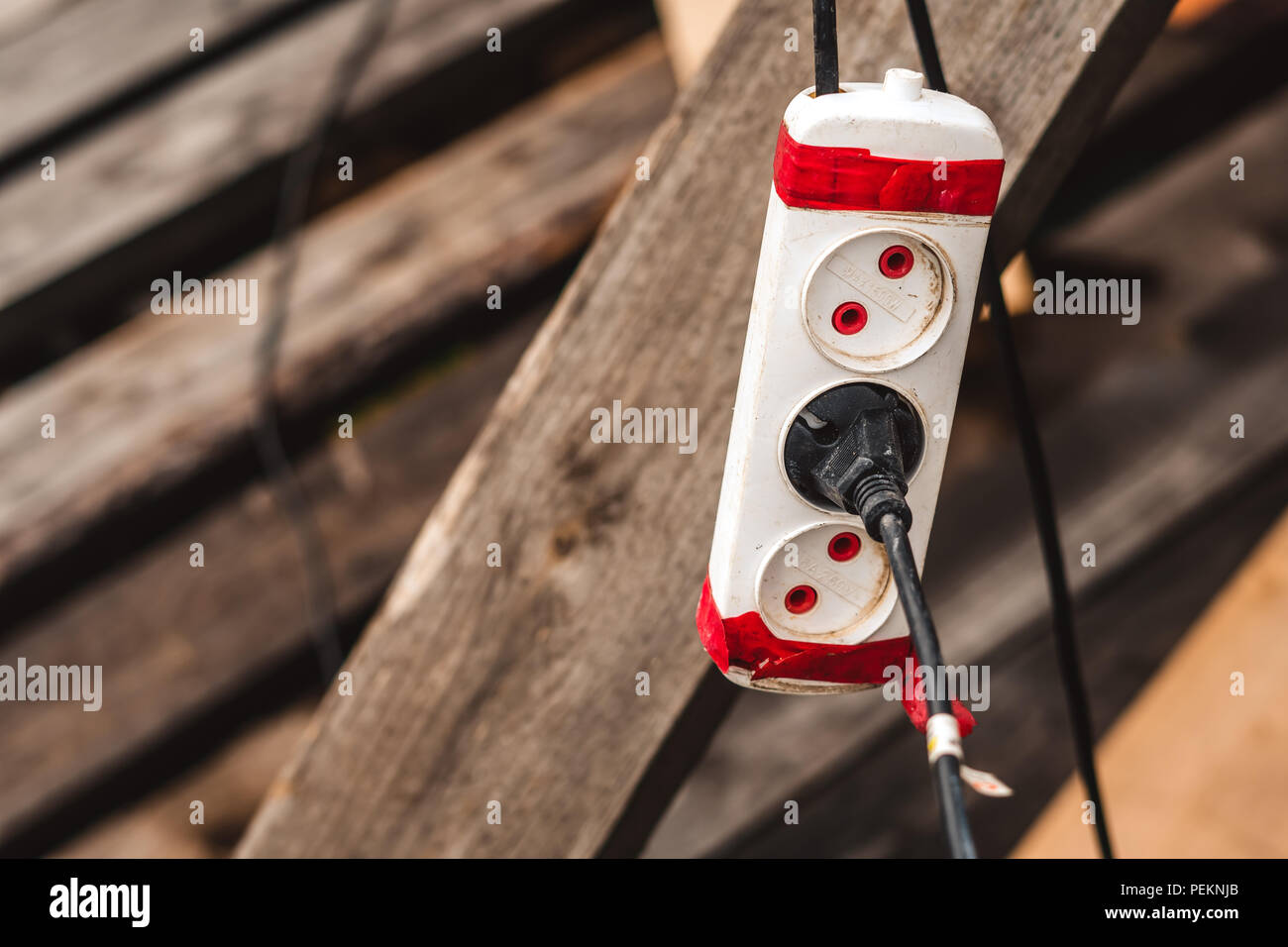 Câble gros plan de prise électrique dans la rallonge électrique sur le  plancher de travail Photo Stock - Alamy