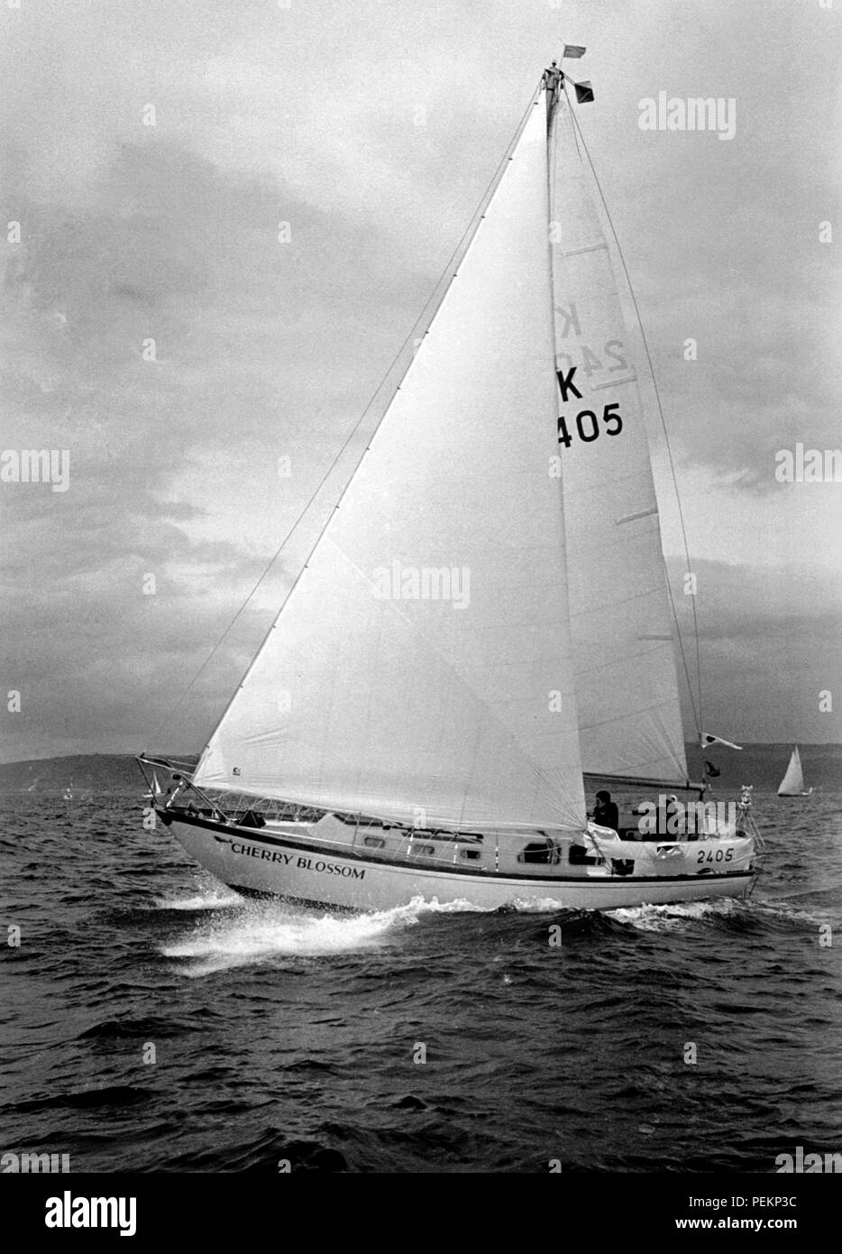 AJAXNETPHOTO. 7ème juillet,1974. PLYMOUTH, ANGLETERRE - Round Britain Race - à fleur de cerisier au démarrage ; SKIPPER CLARE FRANCIS (GBR) PHOTO : JONATHAN EASTLAND/AJAX REF:740707 19 Banque D'Images