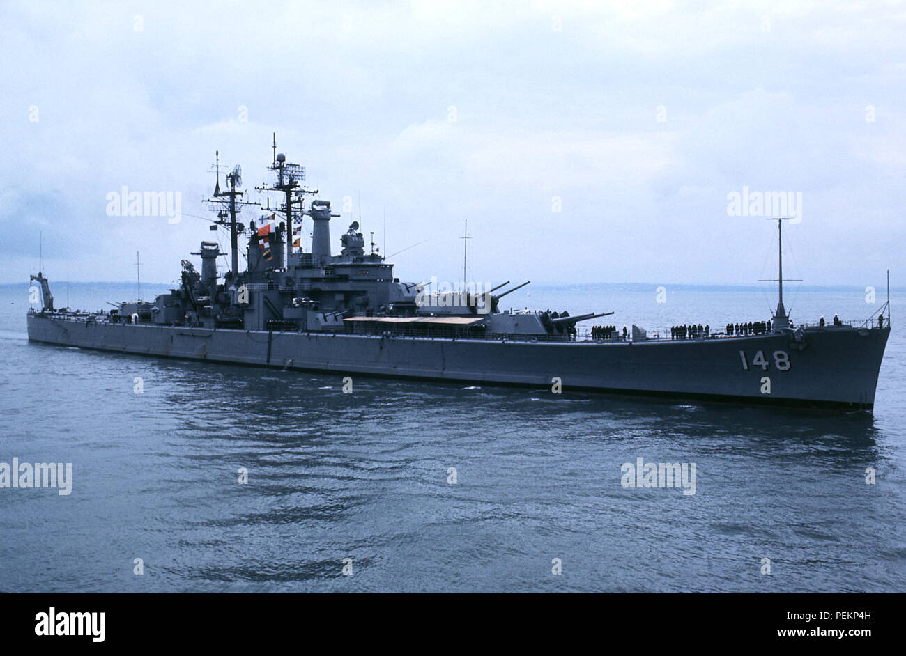 AJAXNETPHOTO. 1973. PORTSMOUTH, Angleterre. --Nous visiteur - DES MOINES CUIRASSÉ CLASSE USS Newport News (21 000 tonnes) QUI ENTRENT DANS LA BASE NAVALE de Portsmouth. PHOTO:JONATHAN EASTLAND/AJAX REF:300593 Banque D'Images