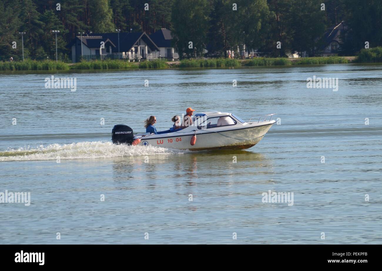 Janow Lubelski, Pologne - 07 août 2018 : Bateau à moteur dans le lac à Janow Lubelski, Pologne Banque D'Images