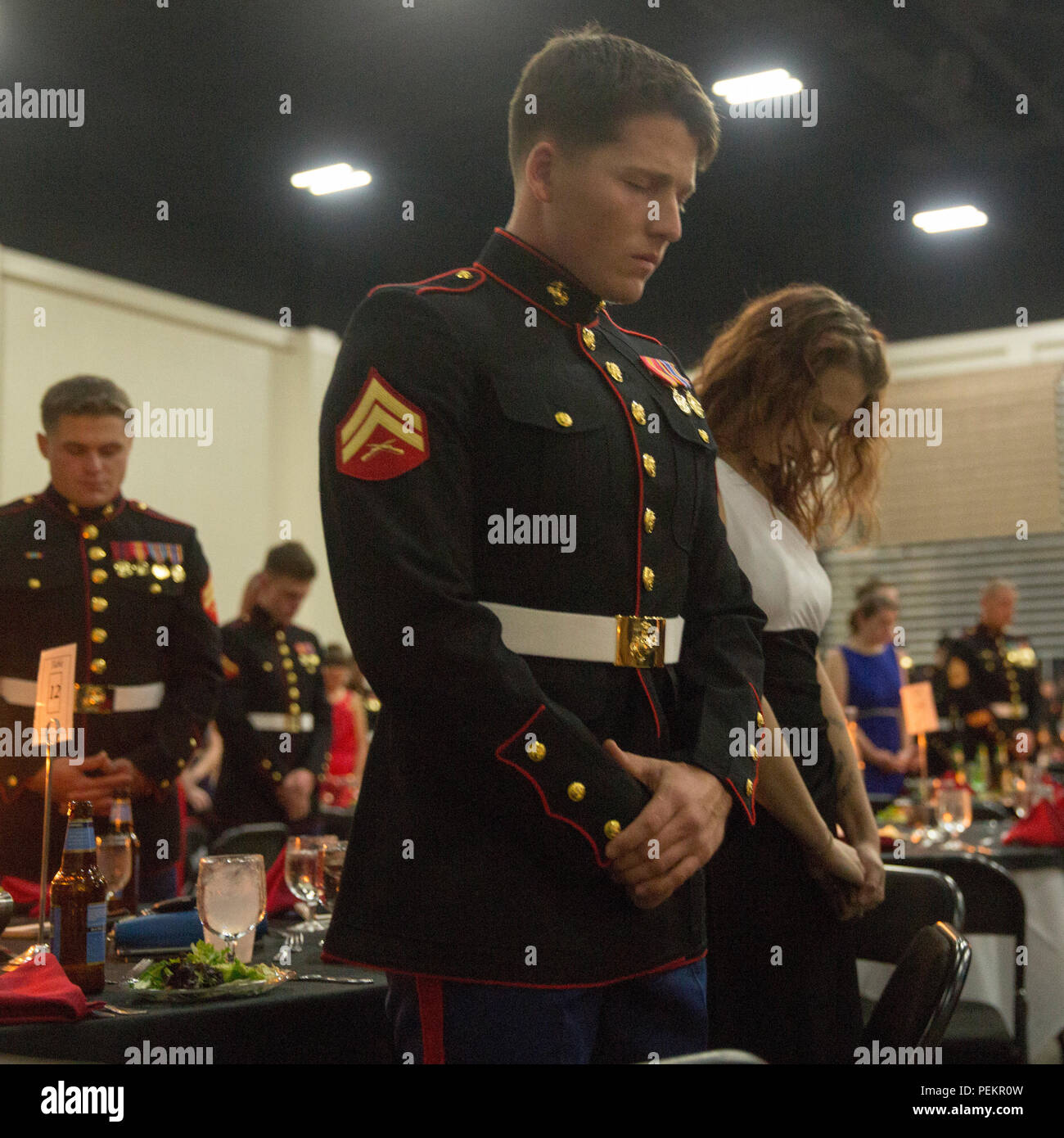 Marines avec 1er Bataillon, 8e Régiment de Marines baissent la tête pour une prière au cours de l'United States Marine Corps 240e anniversaire à l'hôtel Sheraton Myrtle Beach Convention Center, S.C., le 11 décembre 2015. Le Corps des Marines a réalisé 240 ans de traditions, valeurs et normes depuis sa création en 1775. (U.S. Marine Corps photo par le Cpl. Emmanuel M. Johnson/libérés) Banque D'Images