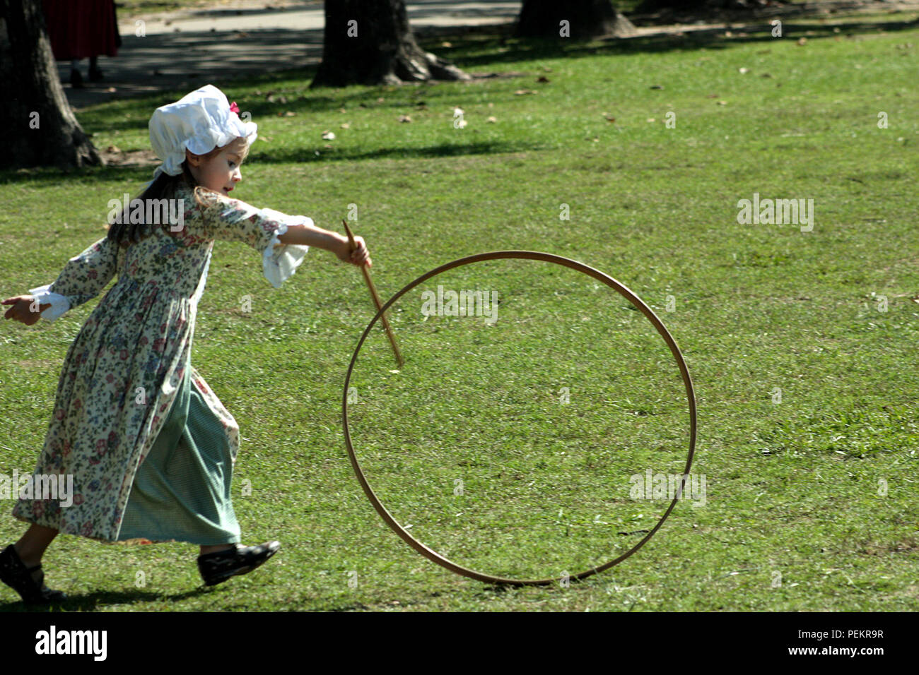 Petit enfant jouant du croop et du bâton dans Colonial Williamsburg, Virginie, États-Unis Banque D'Images