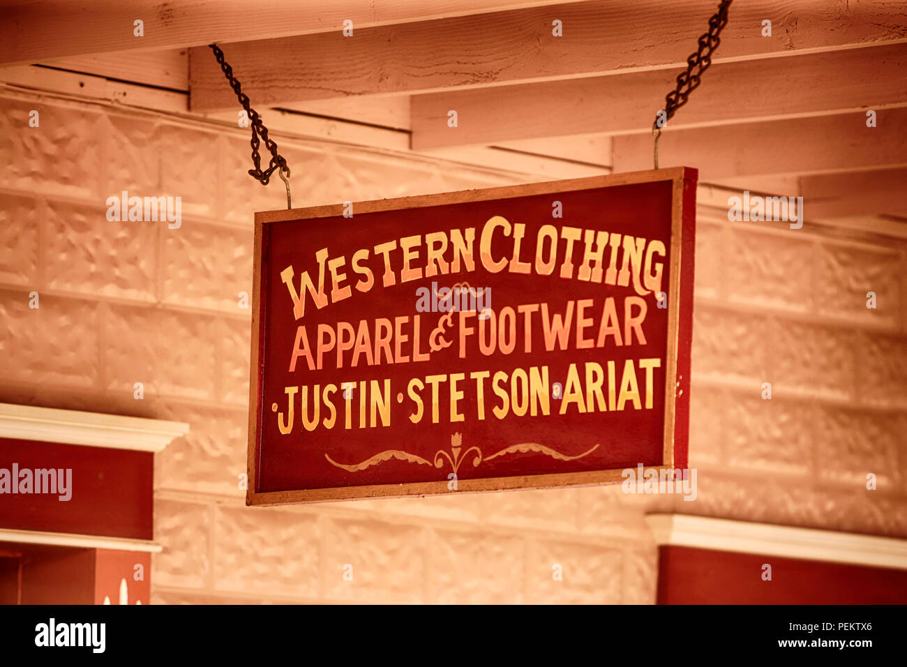 Frais généraux suspendus les vêtements occidentaux signe sur E. Allen St dans la ville historique de Tombstone, Arizona Banque D'Images