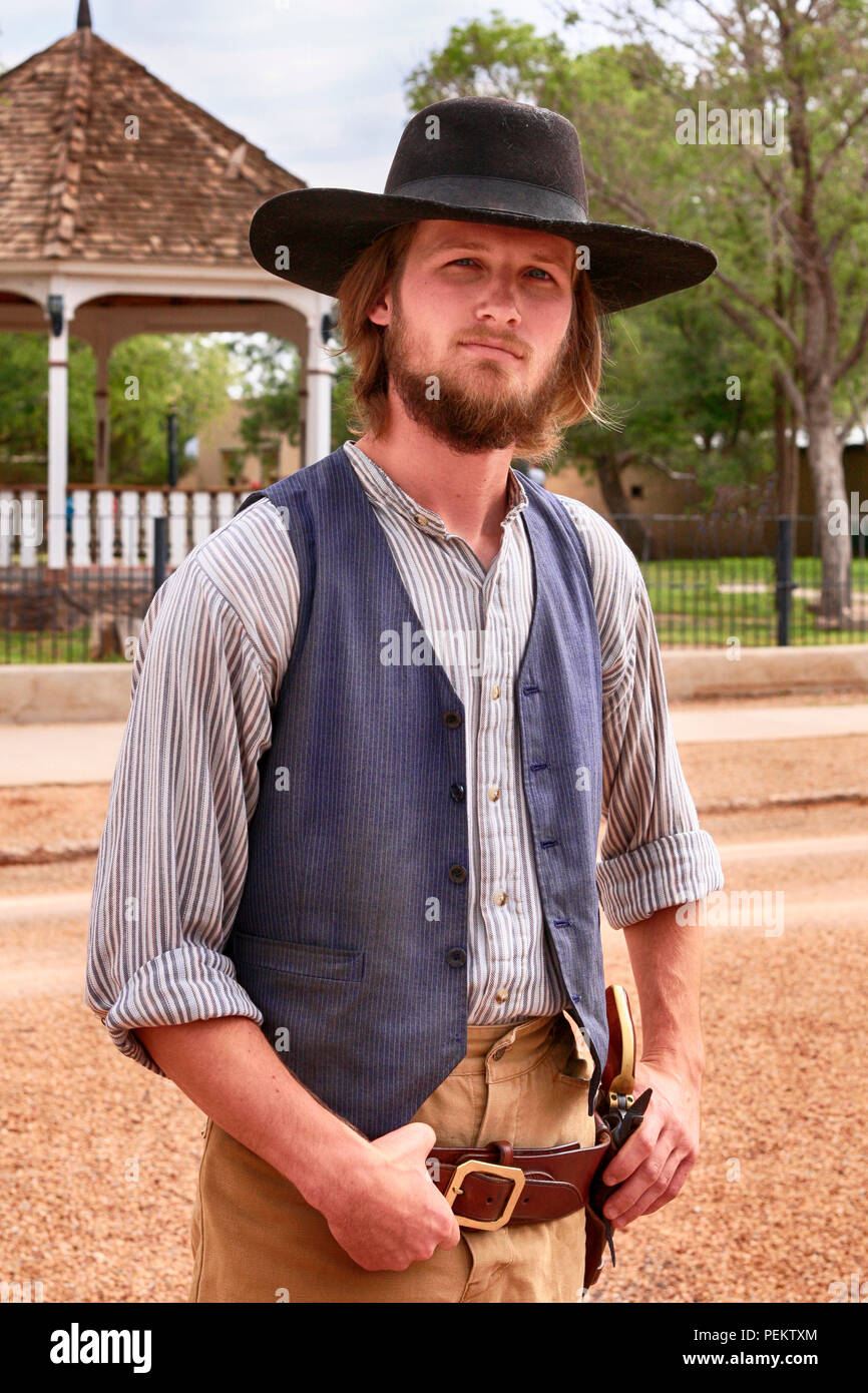 Les jeunes adultes homme vêtu de vêtements cowboy vintage lors de l'Assemblée Doc Holiday event à Tombstone, en Arizona Banque D'Images