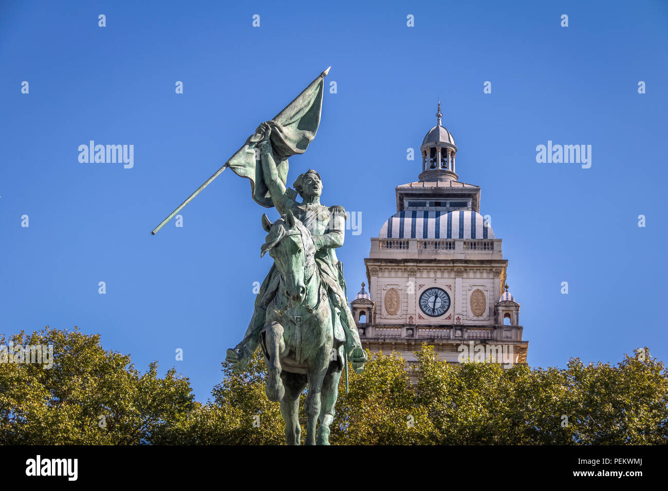 La statue de San Martin et la Tour de l'horloge du bâtiment de l'École de droit de l'Université de Rosario à la Plaza San Martín - Rosario, Santa Fe, Argentine Banque D'Images