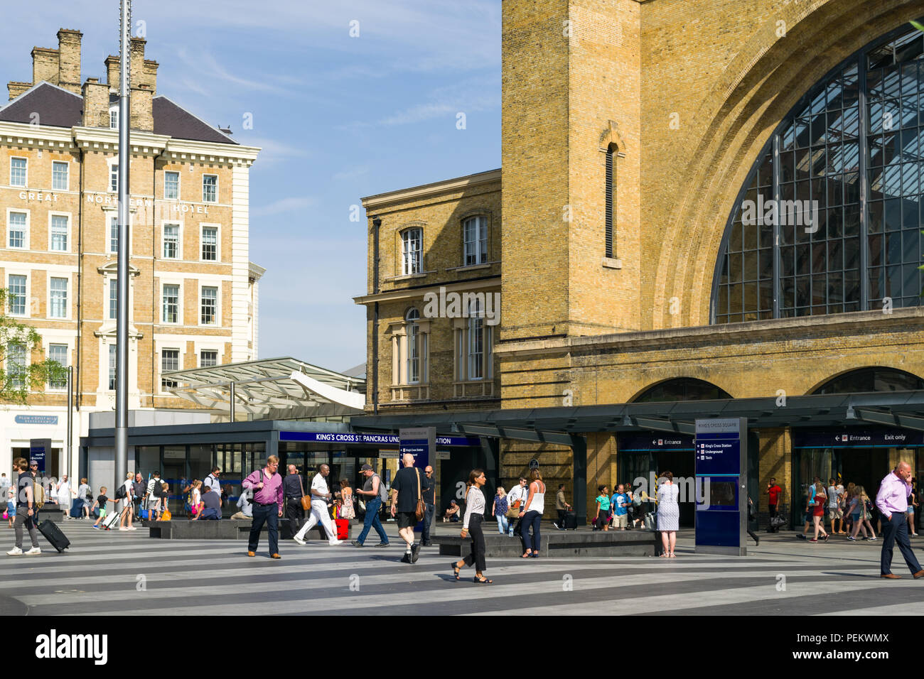 Plaza extérieur de la gare de Kings Cross sur un matin d'été ensoleillé avec des gens marchant à l'extérieur, London, UK Banque D'Images
