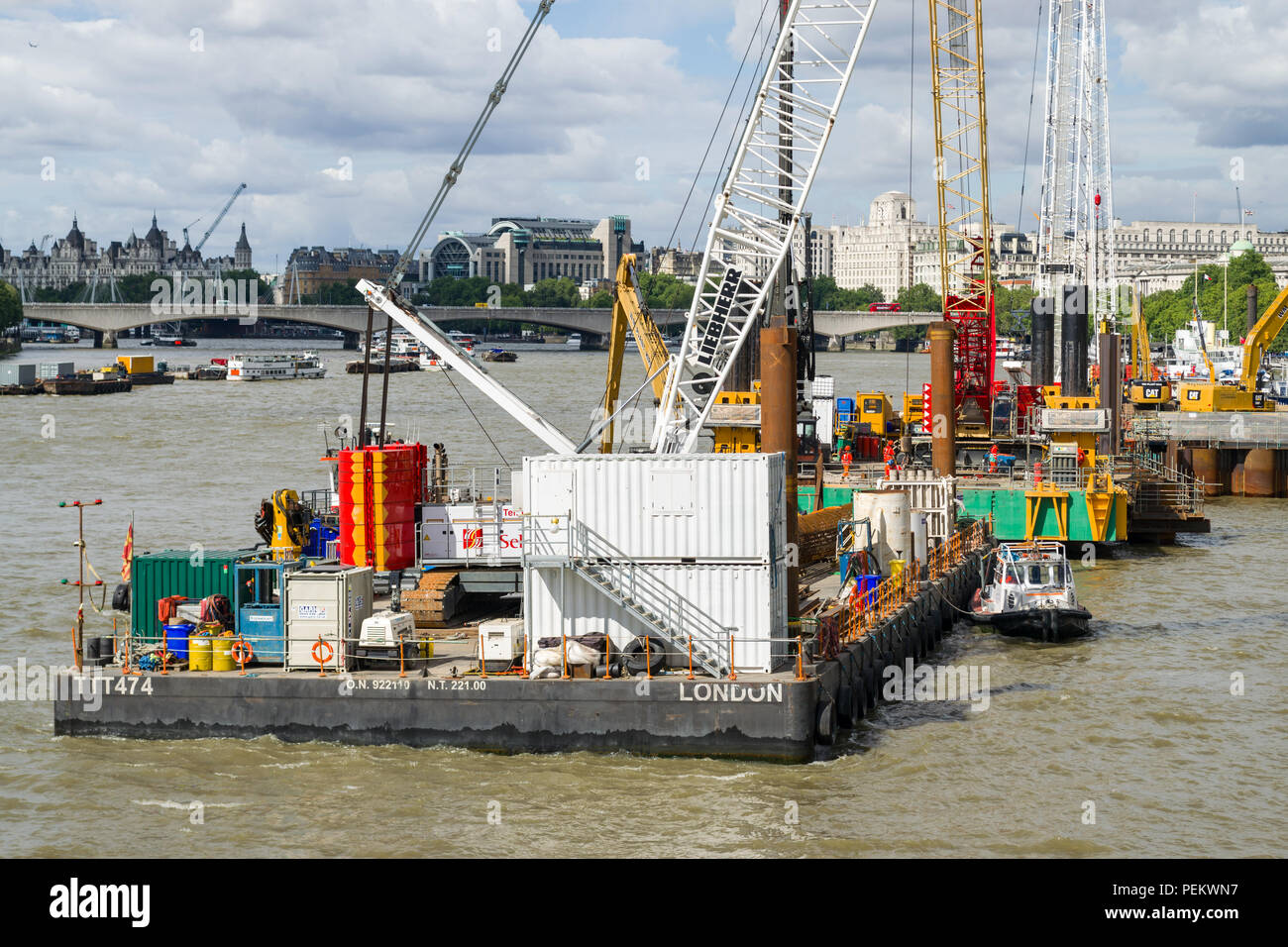 La Thames Tideway Scheme en construction avec des machines lourdes sur des barges sur le fleuve, London, UK Banque D'Images