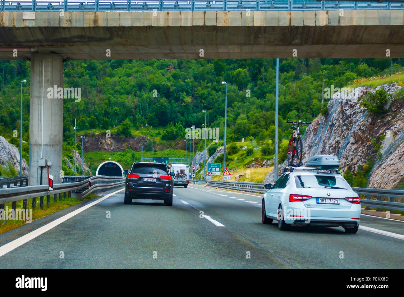 L'autoroute A1, aux environs de Zadar, Croatie, 1 juillet 2018 : Autoroute A1 en Croatie de Zagreb à Split et la mer Adriatique est l'une des autoroutes les plus achalandées au cours de Banque D'Images