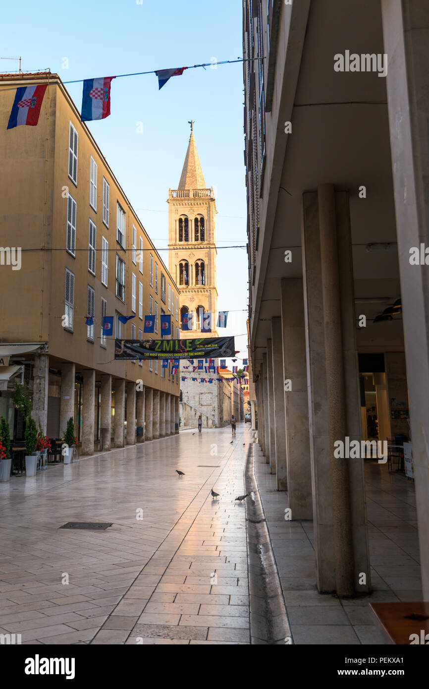 Zadar, Croatie - 3 juillet 2018 : les rues vides tôt le matin sont une vue inhabituelle en haute saison touristique, mais il offre une expérience unique de la Banque D'Images