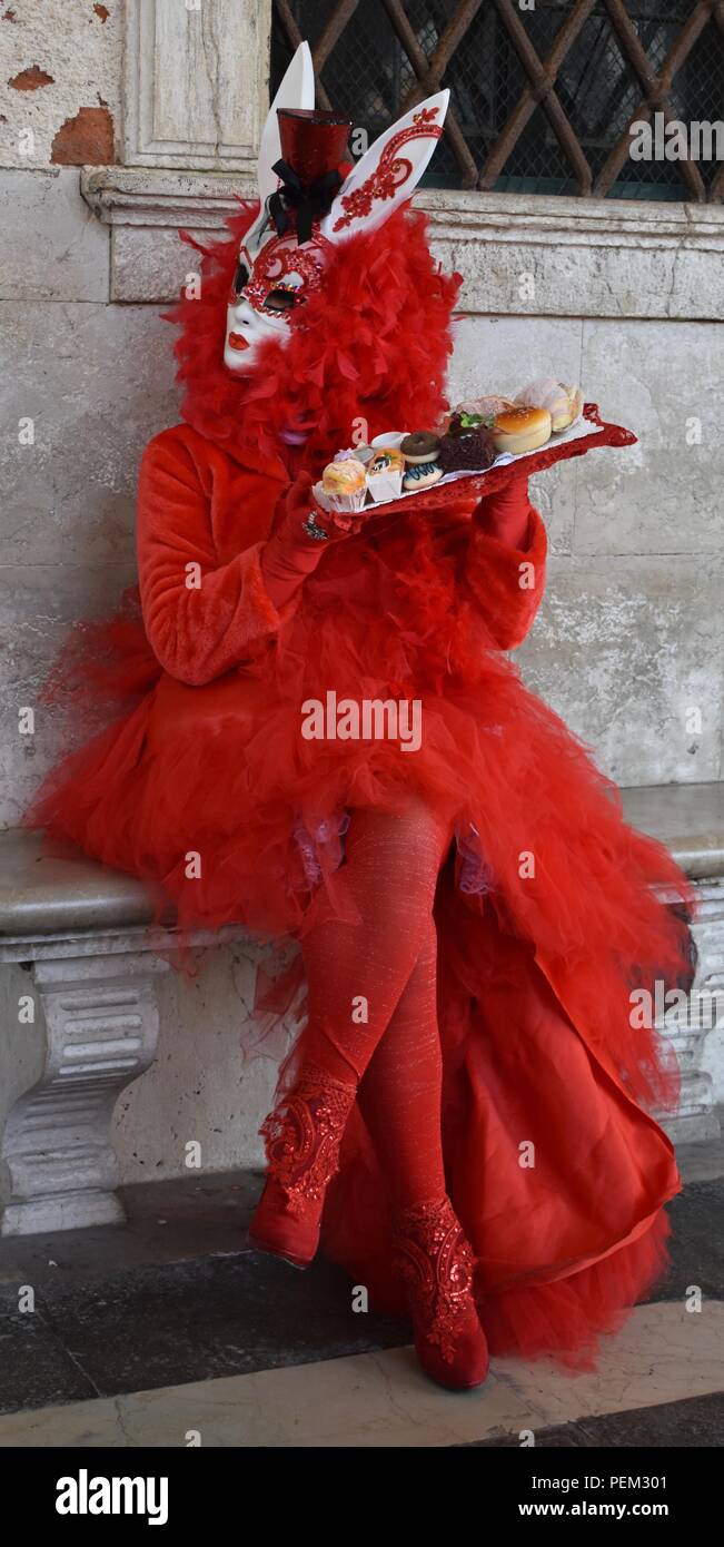 Dame habillé en rouge avec masque au festival de Venise, Italie 2018 Banque D'Images