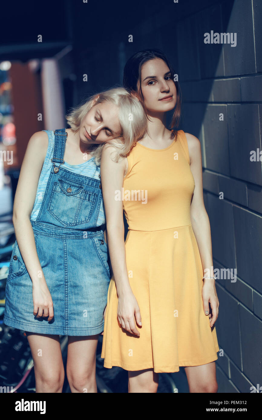 Portrait de deux jeunes filles de race blanche blanc hipster informelle étudiants adolescents amis à l'extérieur de jour d'été sur hugging ensemble, les meilleures amies Banque D'Images
