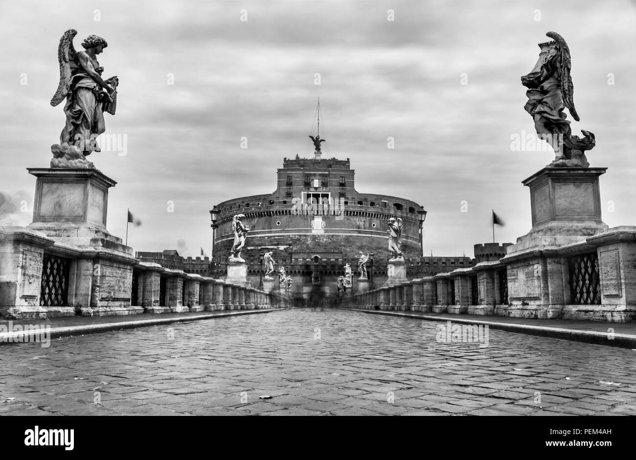 Saint Angel pont menant à Château Saint Ange. Longue exposition photo noir et blanc du monument romain Banque D'Images