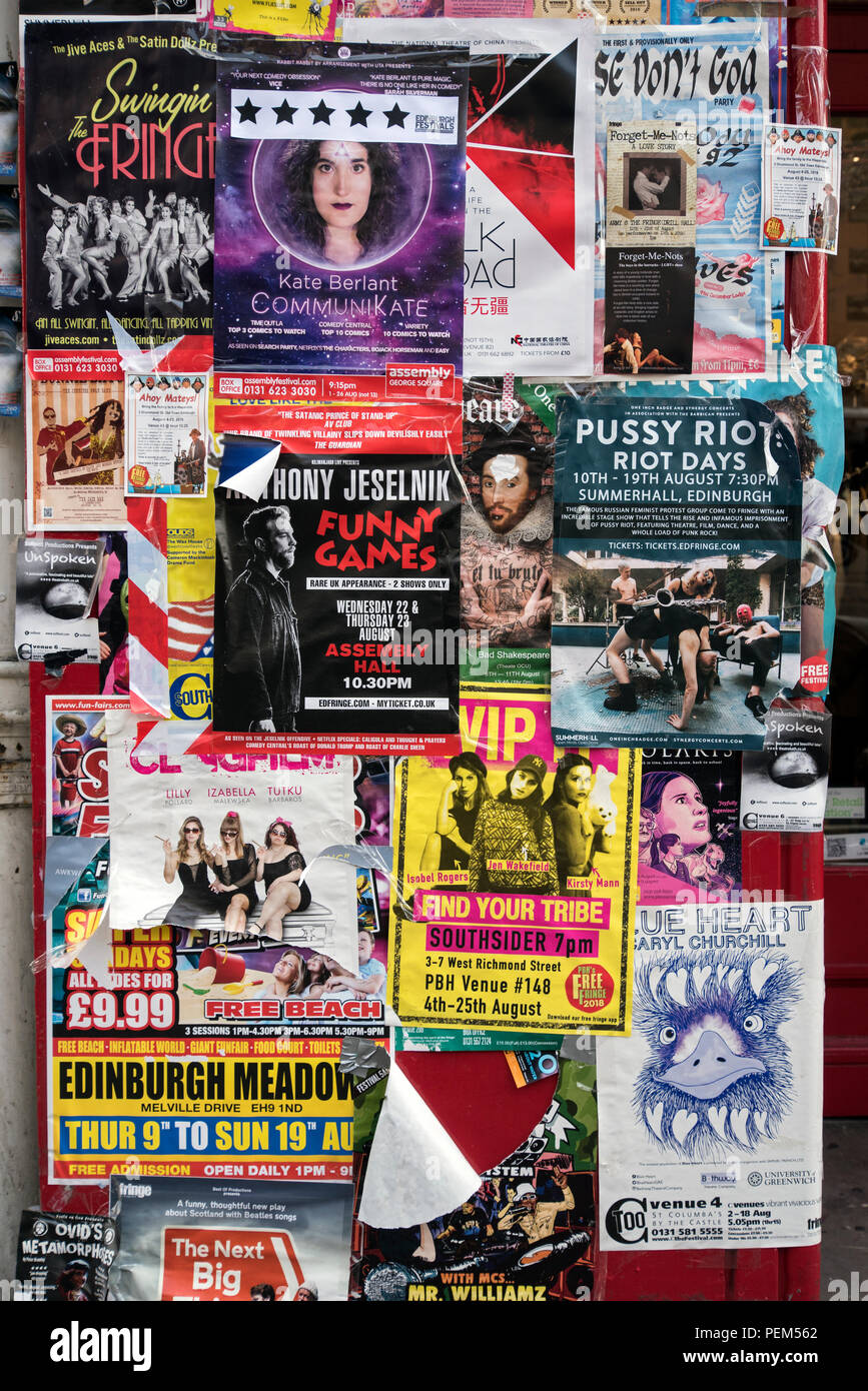 Des affiches collées sur un mur de la publicité s'affiche à l'Edinburgh Fringe Festival, Édimbourg, Écosse, Royaume-Uni. Banque D'Images