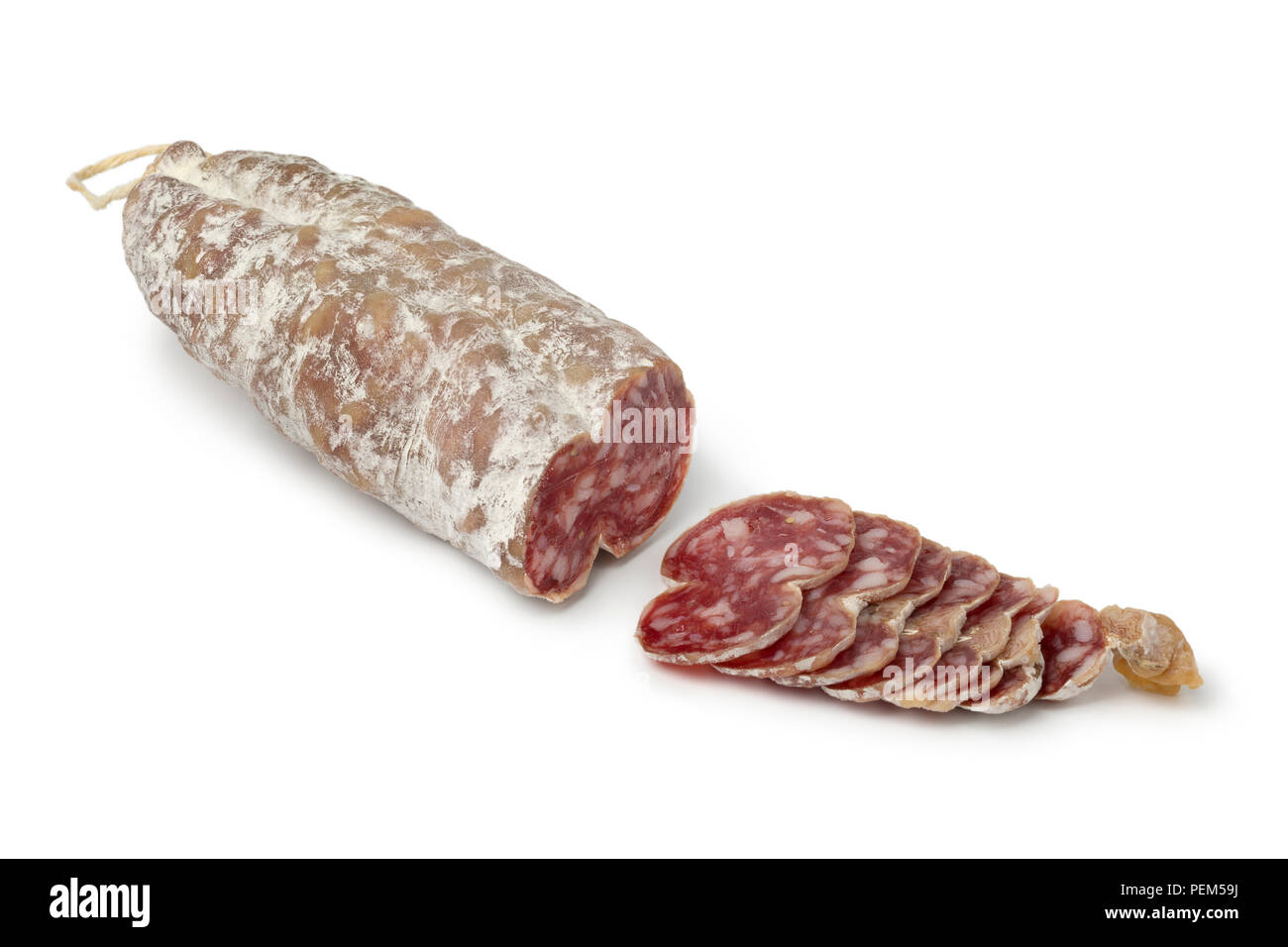 Saucisson sec français et des tranches isolé sur fond blanc Banque D'Images