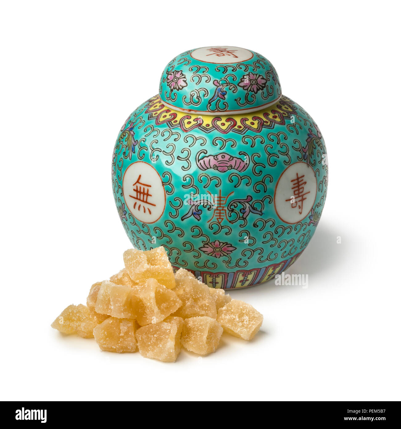 La décoration traditionnelle de gingembre chinois vintage pot avec un tas de gingembre confit isolé sur fond blanc Banque D'Images