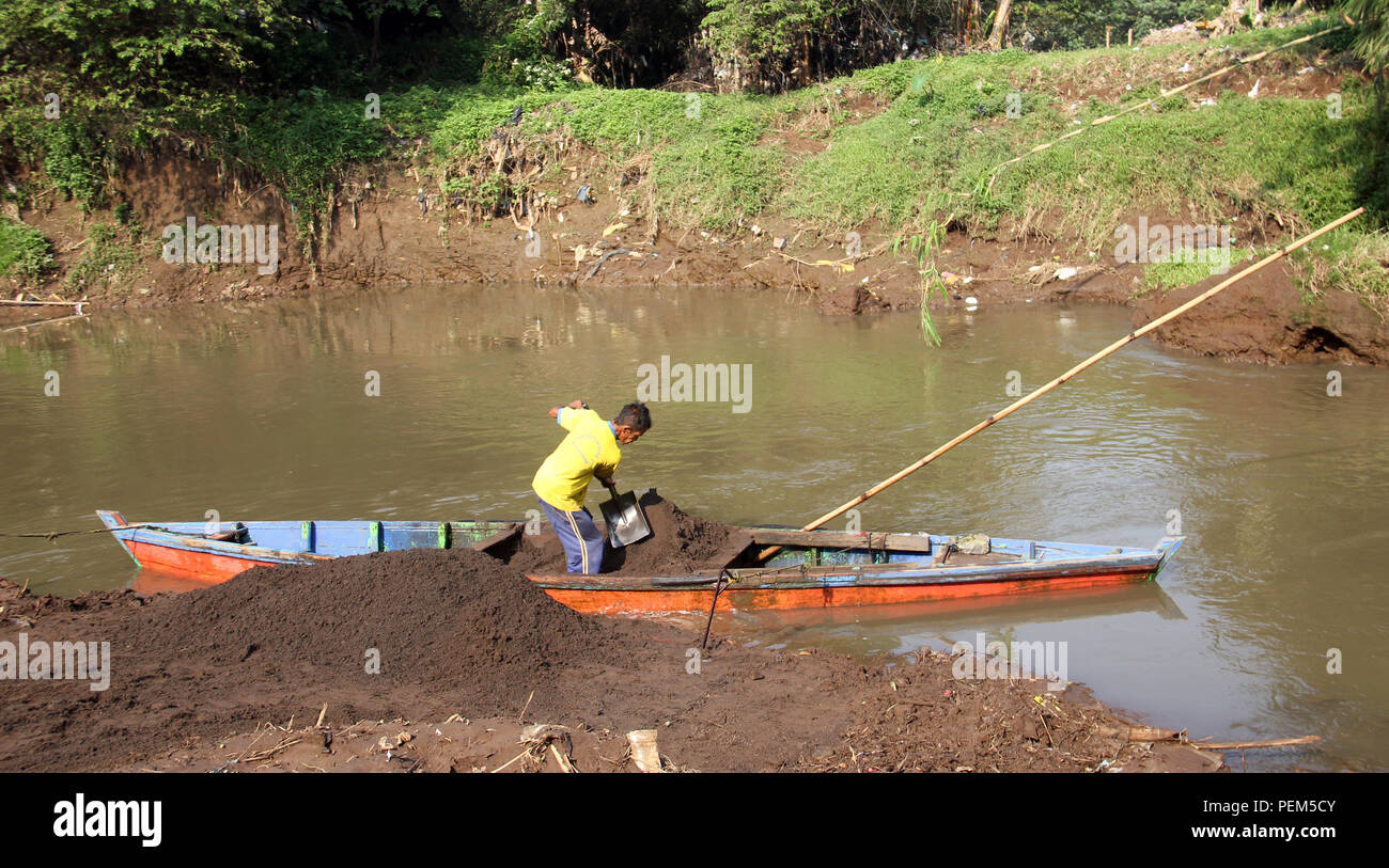 Le sable de la rivière miner travaille sur barge, rivière Citarum, Bandung, Indonésie Banque D'Images