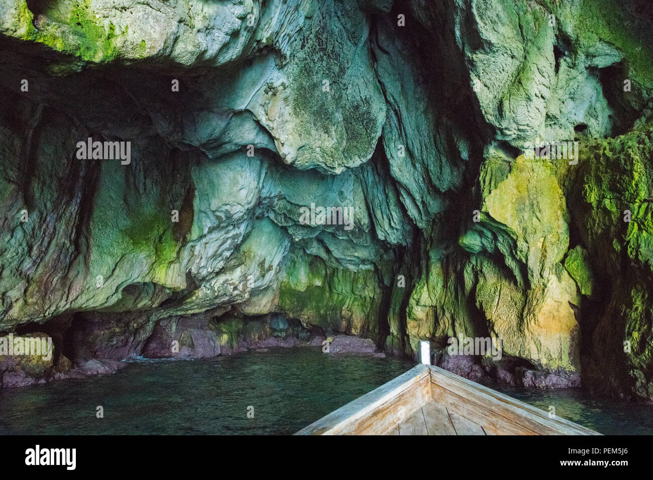 Italie Sicile SYRACUSE Syracuse rock formation typique de l'eau de mer en bateau de l'océan vue sur la proue proue grottes grotte arc Banque D'Images