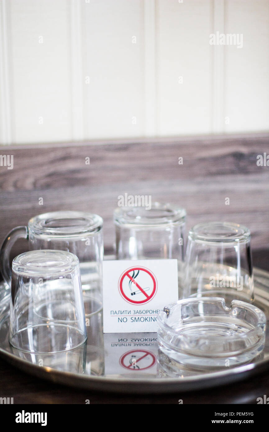 Tasses en verre avec une plaque non fumeur. Verres de la Ukrainian hotel. Ne pas fumer. Verres sur un plateau Banque D'Images
