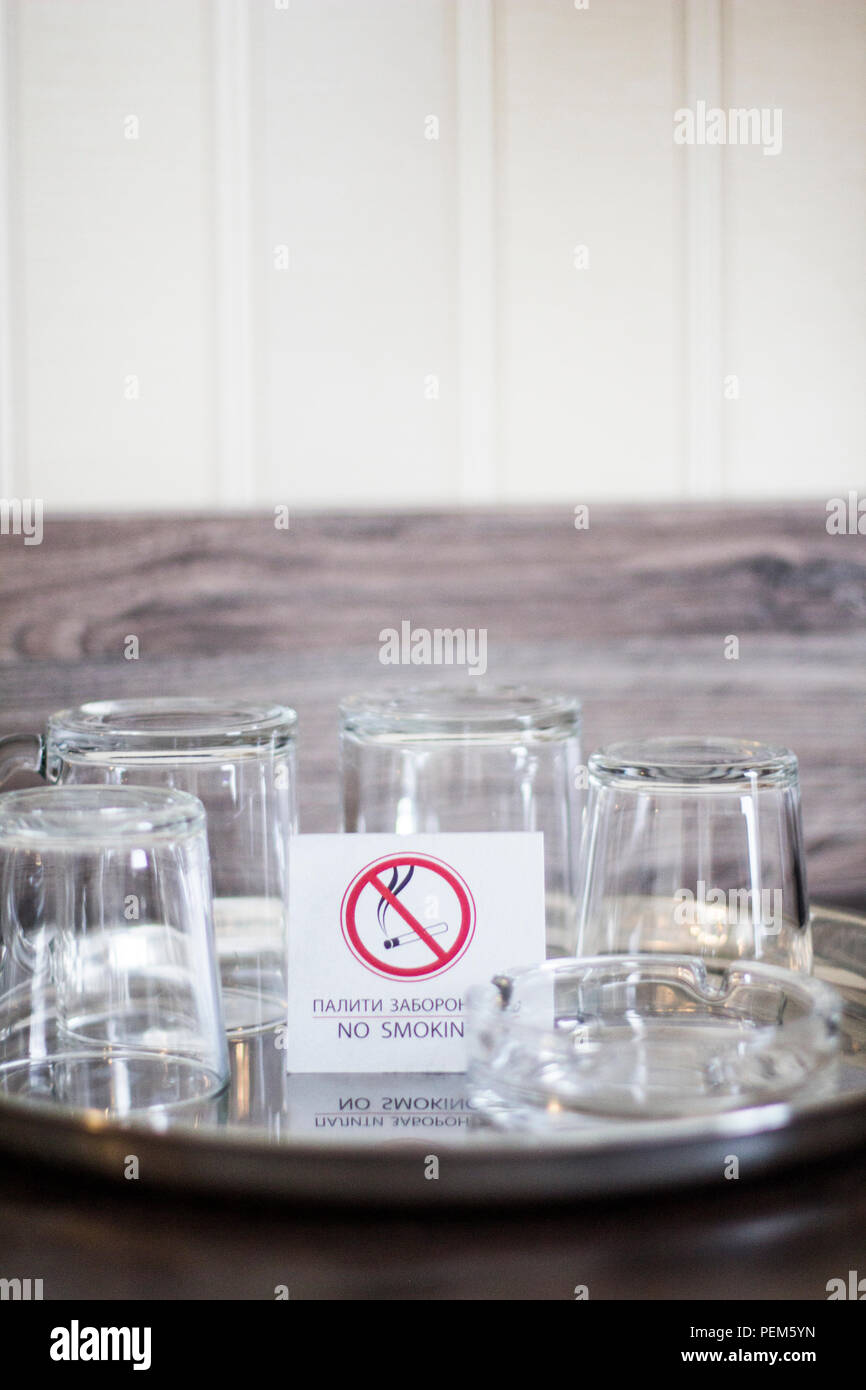 Tasses en verre avec une plaque non fumeur. Verres de la Ukrainian hotel. Ne pas fumer. Verres sur un plateau Banque D'Images