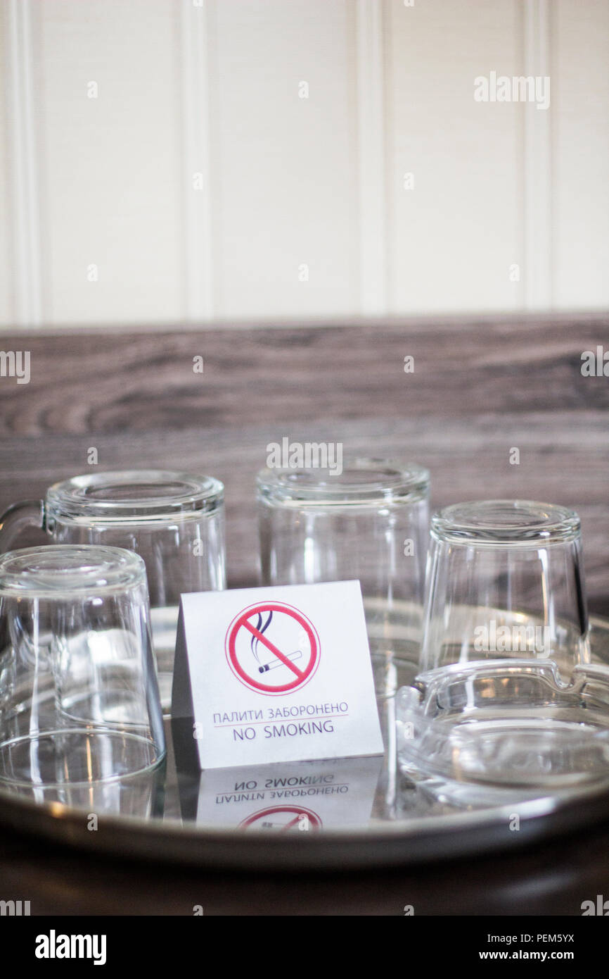 Tasses en verre avec une plaque non fumeur. Verres de la Ukrainian hotel. Ne pas fumer. Verres sur un plateau Banque D'Images