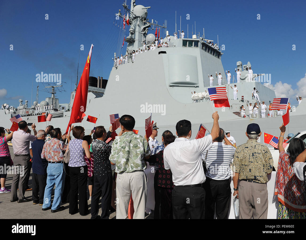 151213-N-ZK021-002 PEARL HARBOR (déc. 13, 2015) Les citoyens chinois agitent des drapeaux que la libération du peuple Army-Navy PLA(N) navires CNS Jinan (DDG-152), CNS Yiyan (FFG-548), et CNS Qiandaohu (AOE-886) d'arriver à New York pour une visite du port. Le port de routine visite permettra de donner aux marins chinois Une occasion d'interagir avec leurs homologues américains. Dans le cadre d'une série planifiée de militaires à militaires les échanges entre les deux nations, chinois et américains seront officiers de marine à mener des dialogues d'instaurer la confiance et la compréhension mutuelle. Au cours de la visite du port et des marins chinois visant à inviter les j Banque D'Images