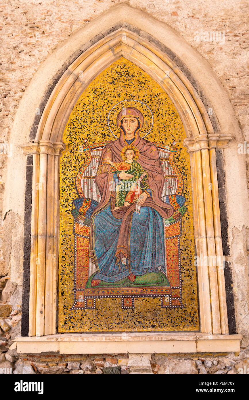 Italie Sicile Monte Tauro plus célèbre station touristique de luxe Taormina mosaïque de Mère & enfant assis président complexe église gothique ornée de halo frame Banque D'Images