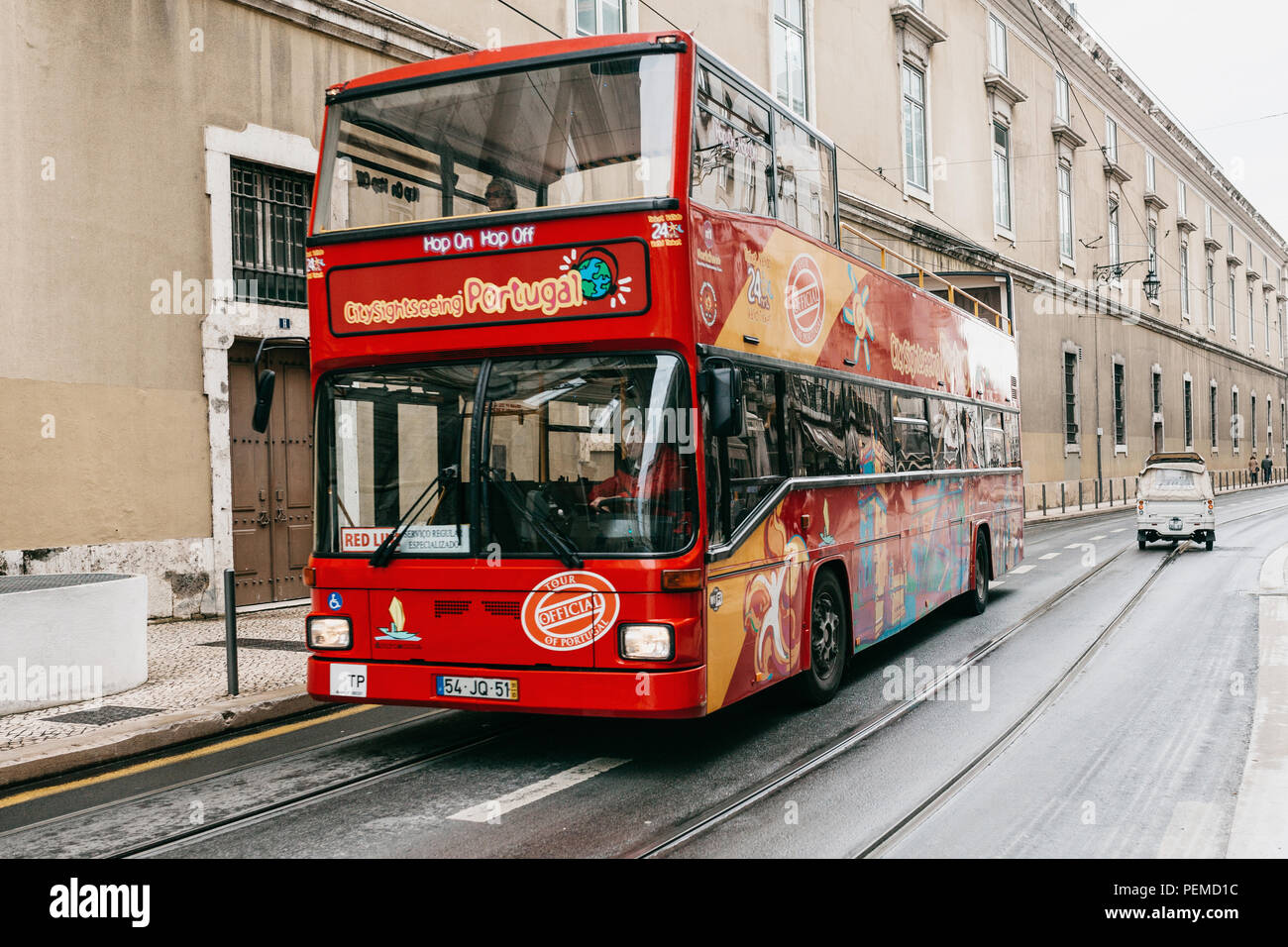 Lisbonne, 1 mai, 2018 : A red bus touristique auprès des touristes à cheval autour de la ville. Visiter Lisbonne. Banque D'Images