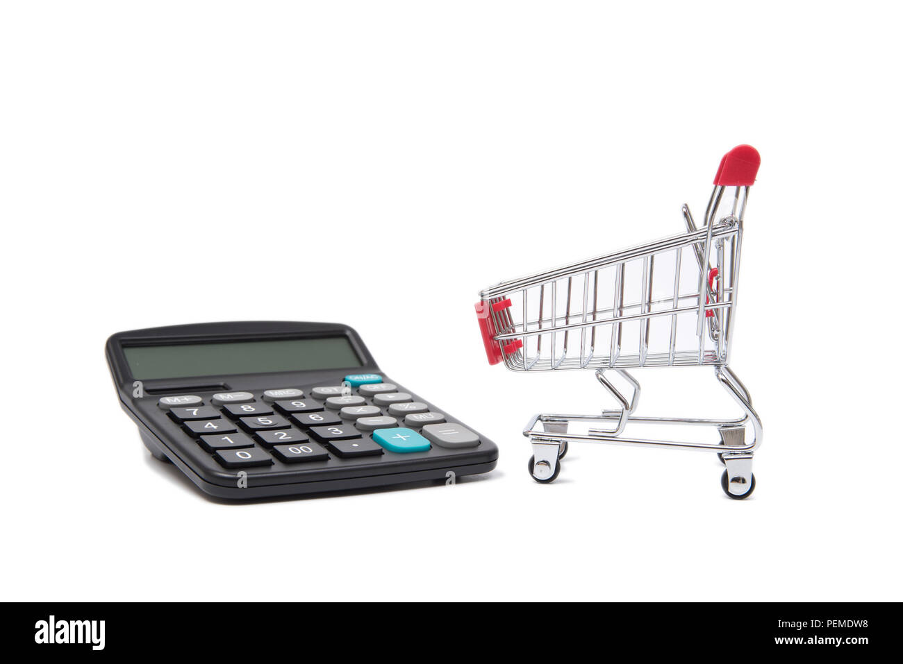 Mini Panier et Calculatrice numérique sur fond blanc Banque D'Images