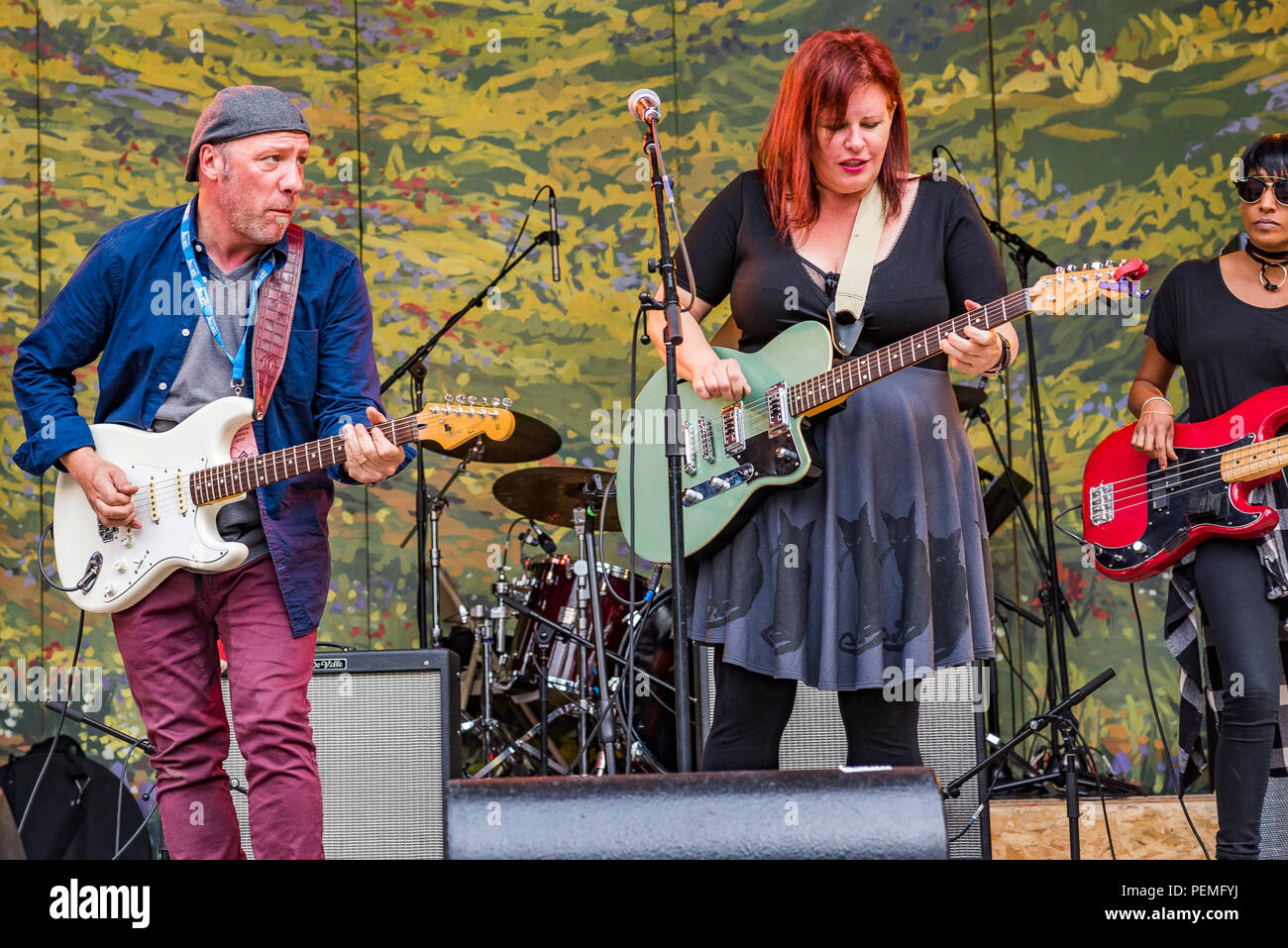 Le guitariste chanteur de blues effectue Suzie Vinnick à Canmore Folk Music Festival, Canmore, Alberta, Canada. Banque D'Images