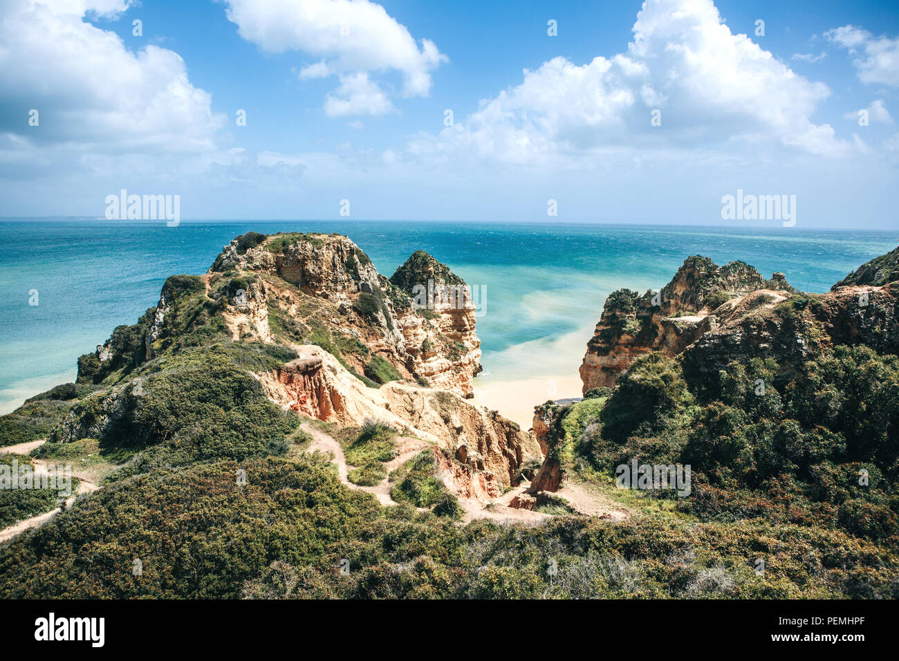 Belle vue sur l'océan Atlantique et les rochers au large de la côte du Portugal près de la ville appelée Lagos. D'en haut le ciel bleu et nuages sur une journée ensoleillée. Incroyable paysage naturel. Banque D'Images