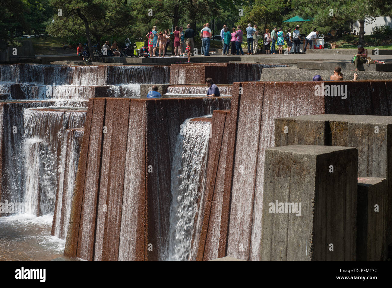 Keller Fountain Park sur une journée ensoleillée, les gens et les enfants de patauger dans les piscines de la fontaine, et d'attendre dans une longue lignée d'un panier alimentaire. Banque D'Images