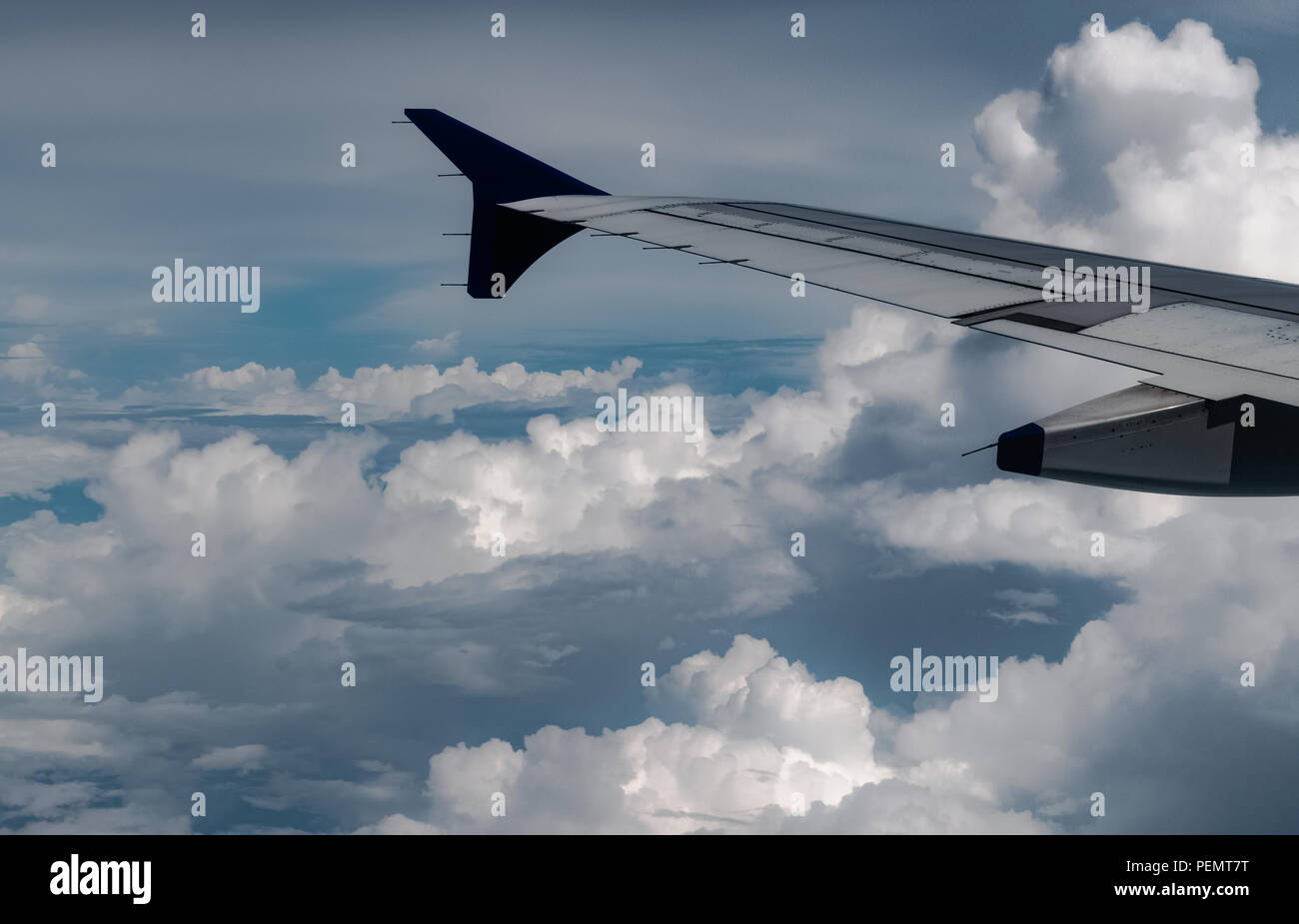 Vue imprenable depuis la fenêtre de côté avion. Avis de tempête de couleur blanc composé de nuages de type cumulus en saison des pluies de mousson dans le ciel bleu Banque D'Images