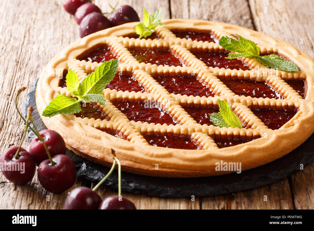 Dessert italien ouvrir cherry pie tartelettes Crostata close-up sur la table horizontale. Banque D'Images